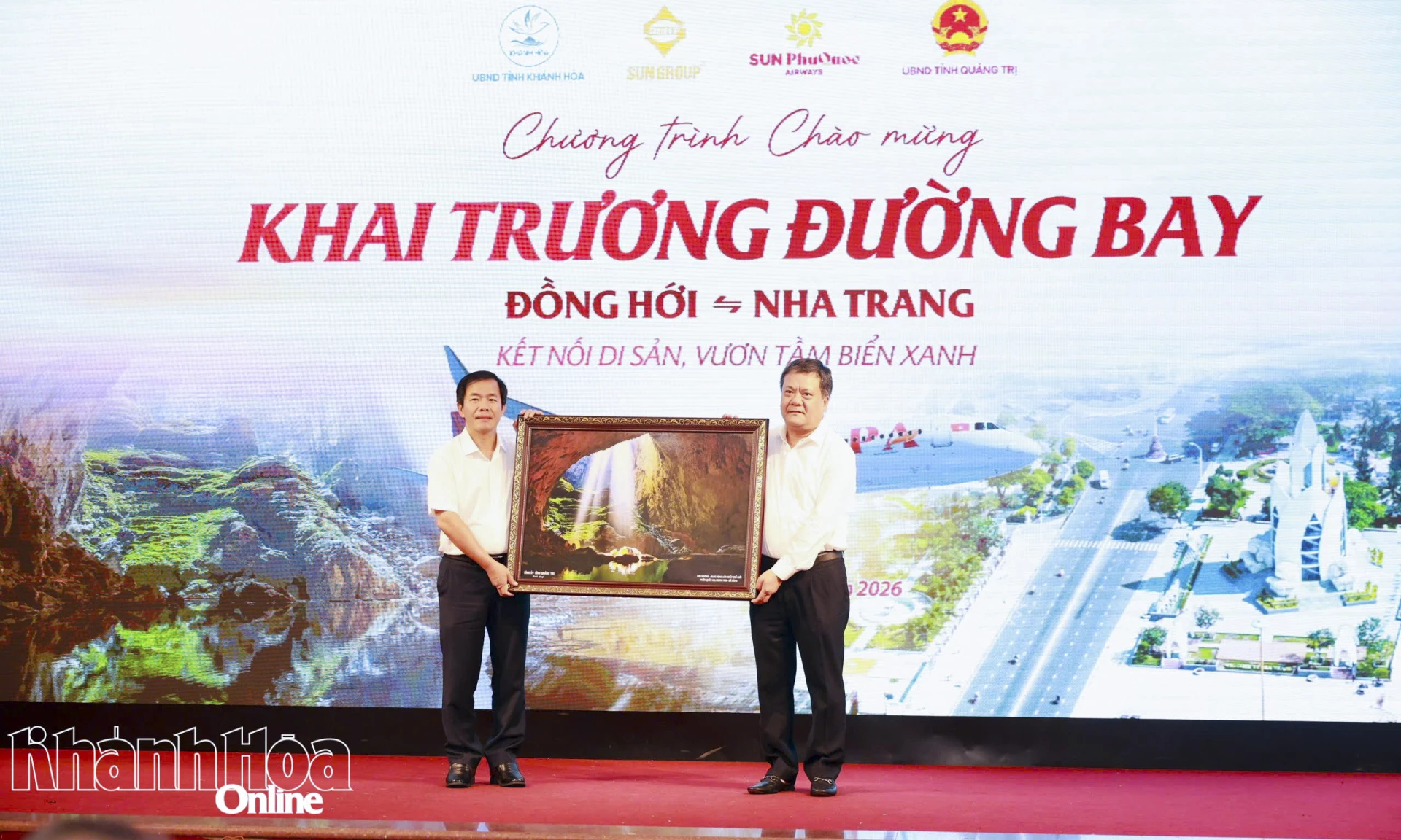 Bí thư Tỉnh ủy Quảng Trị Nguyễn Văn Phương tặng quà cho tỉnh Khánh Hòa.