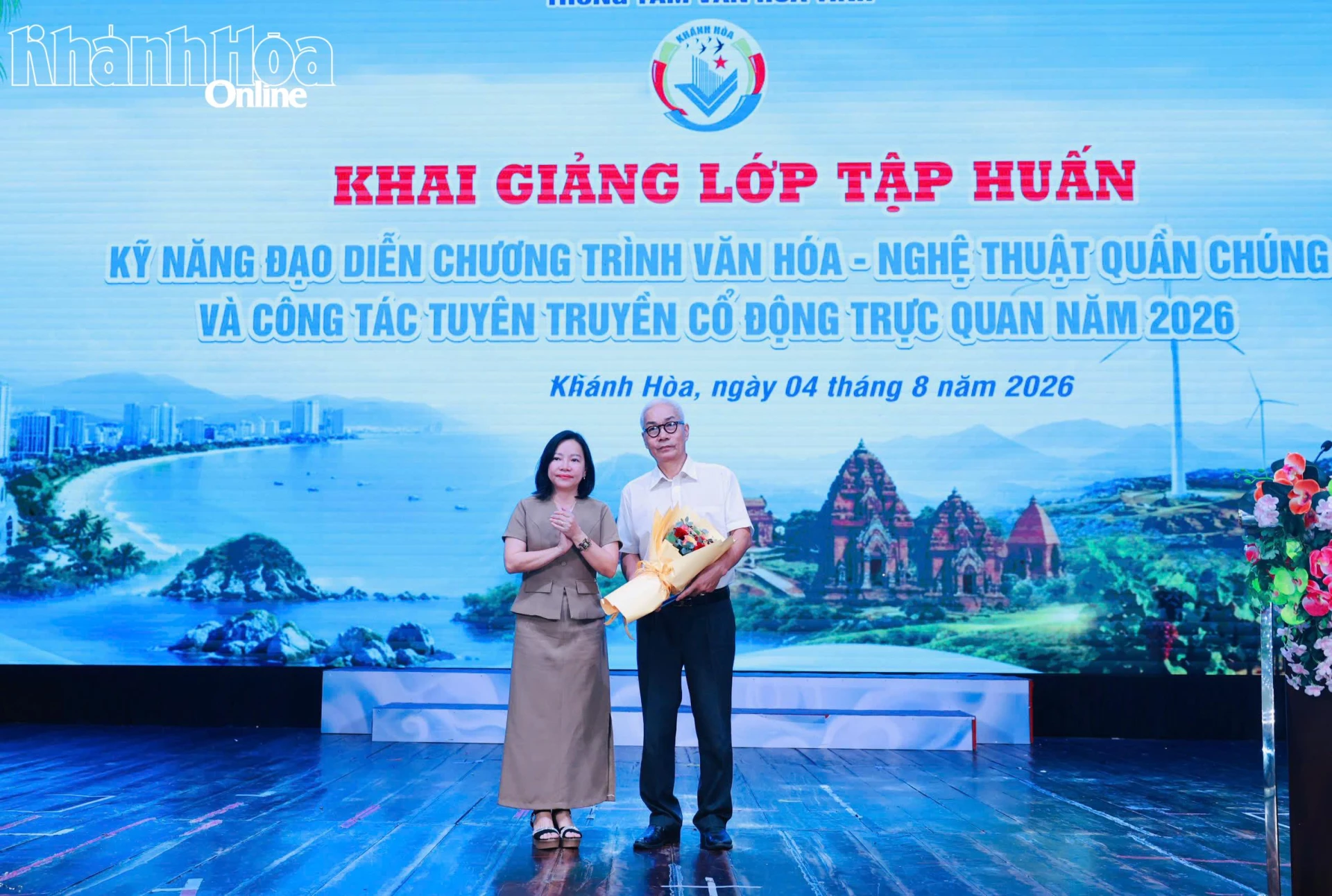 Bà Thái Thị Lệ Hằng - Giám đốc Sở Văn hóa, Thể thao và Du lịch tặng hoa cho giảng viên của lớp tập huấn