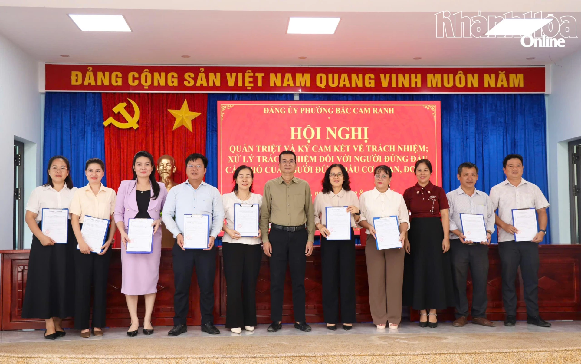 Lãnh đạo phường Cam Ranh chứng kiến vfa chúc mừng lãnh đạo các đơn vị ký cam kết