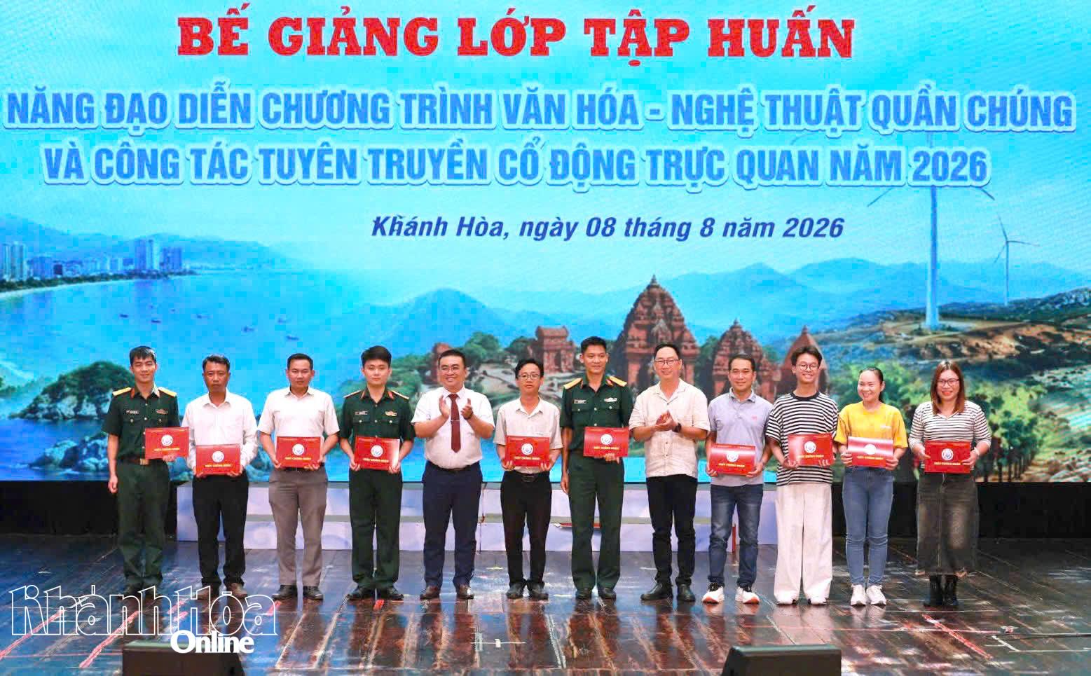 Ban tổ chức trao giấy chứng nhận cho học viên