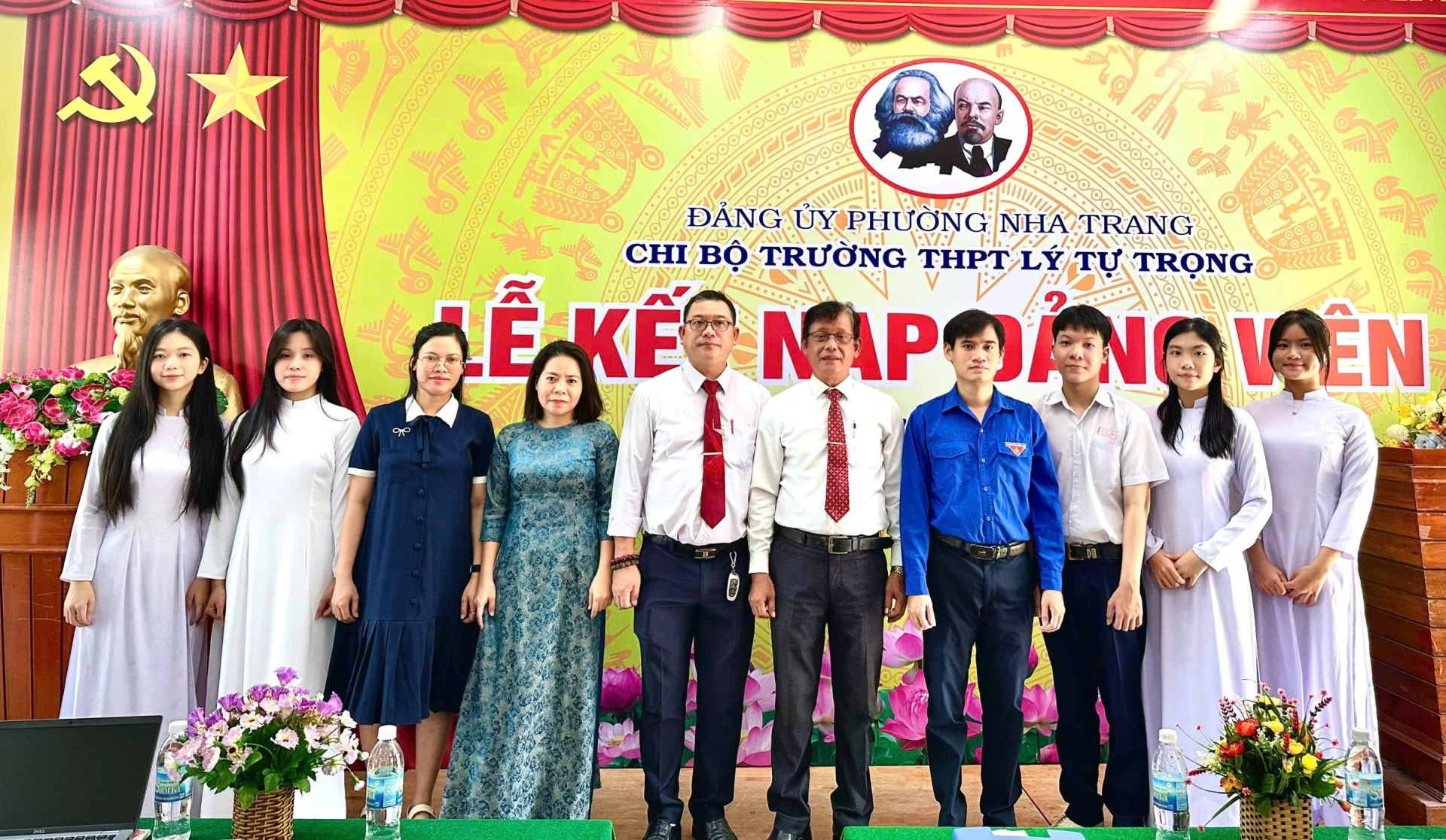 Lễ kết nạp đảng viên mới cho học sinh Trường PTTH Lý Tự Trọng.