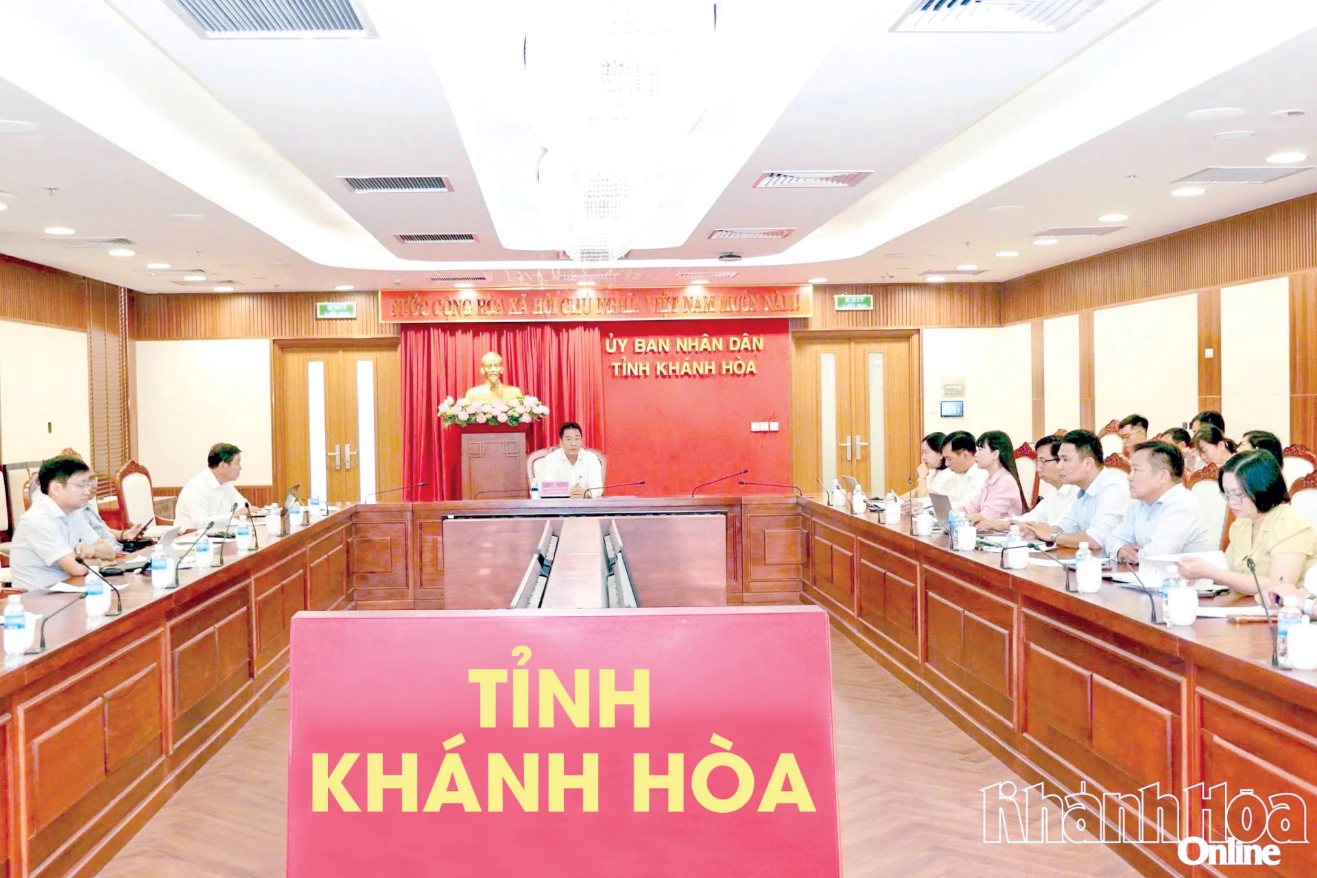 Quang cảnh cuộc họp.