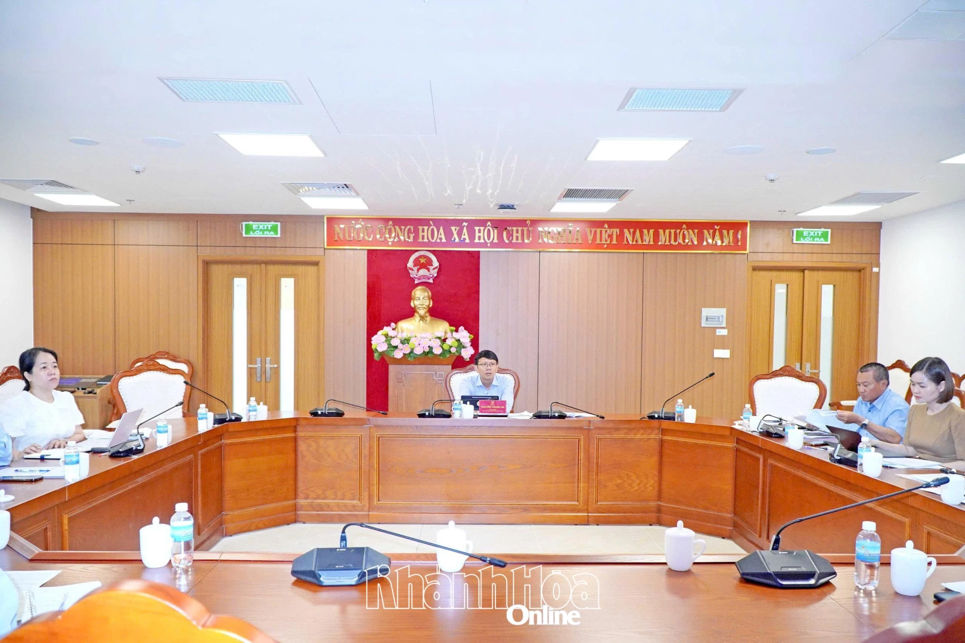 Quang cảnh cuộc họp.