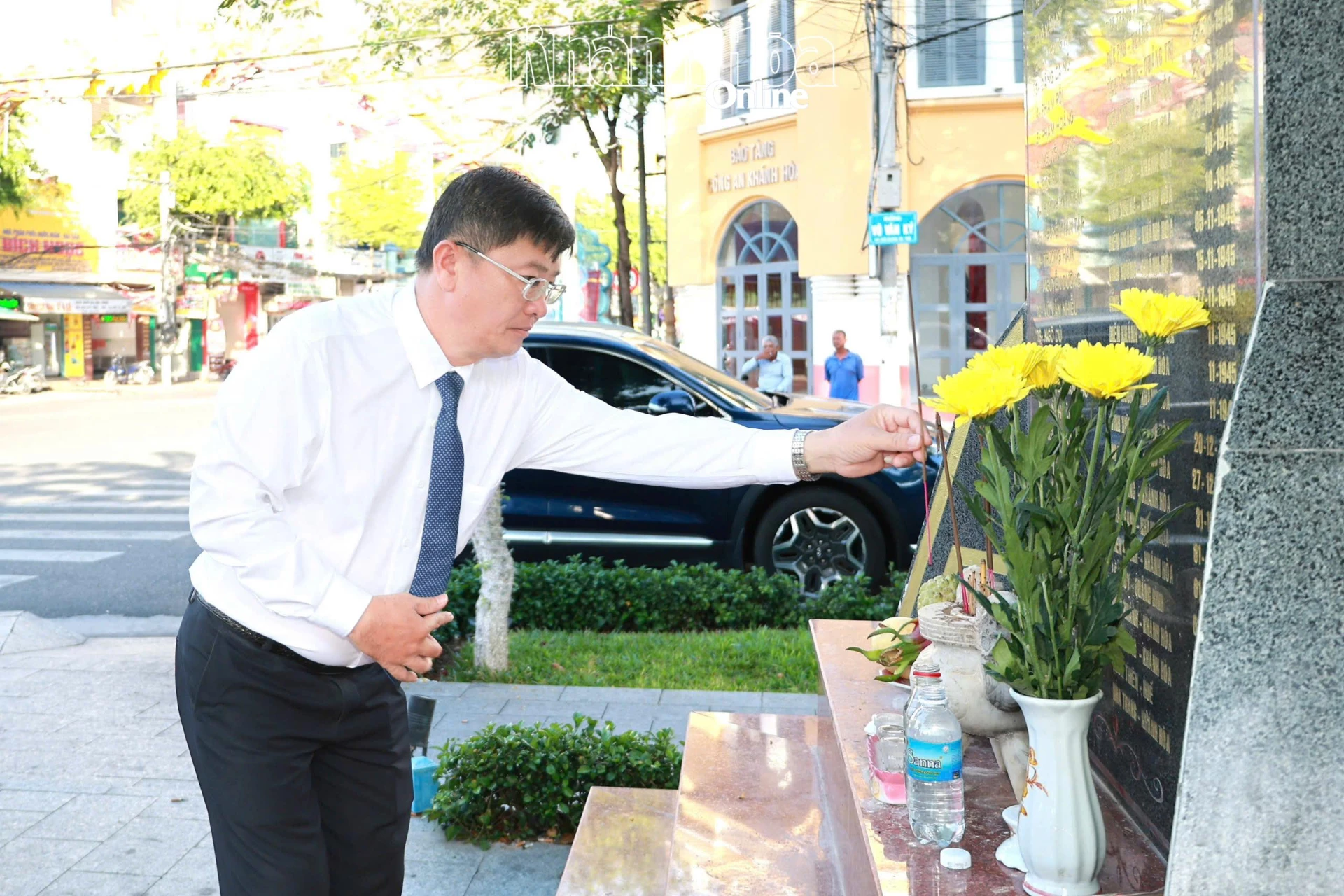 Ông Lê Hoàng Triều - Bí thư Đảng ủy, Giám đốc Báo và Phát thanh, Truyền hình Khánh Hòa thắp hương tại Bia ghi danh những liệt sĩ hy sinh ở mặt trận Nha Trang - Khánh Hòa.