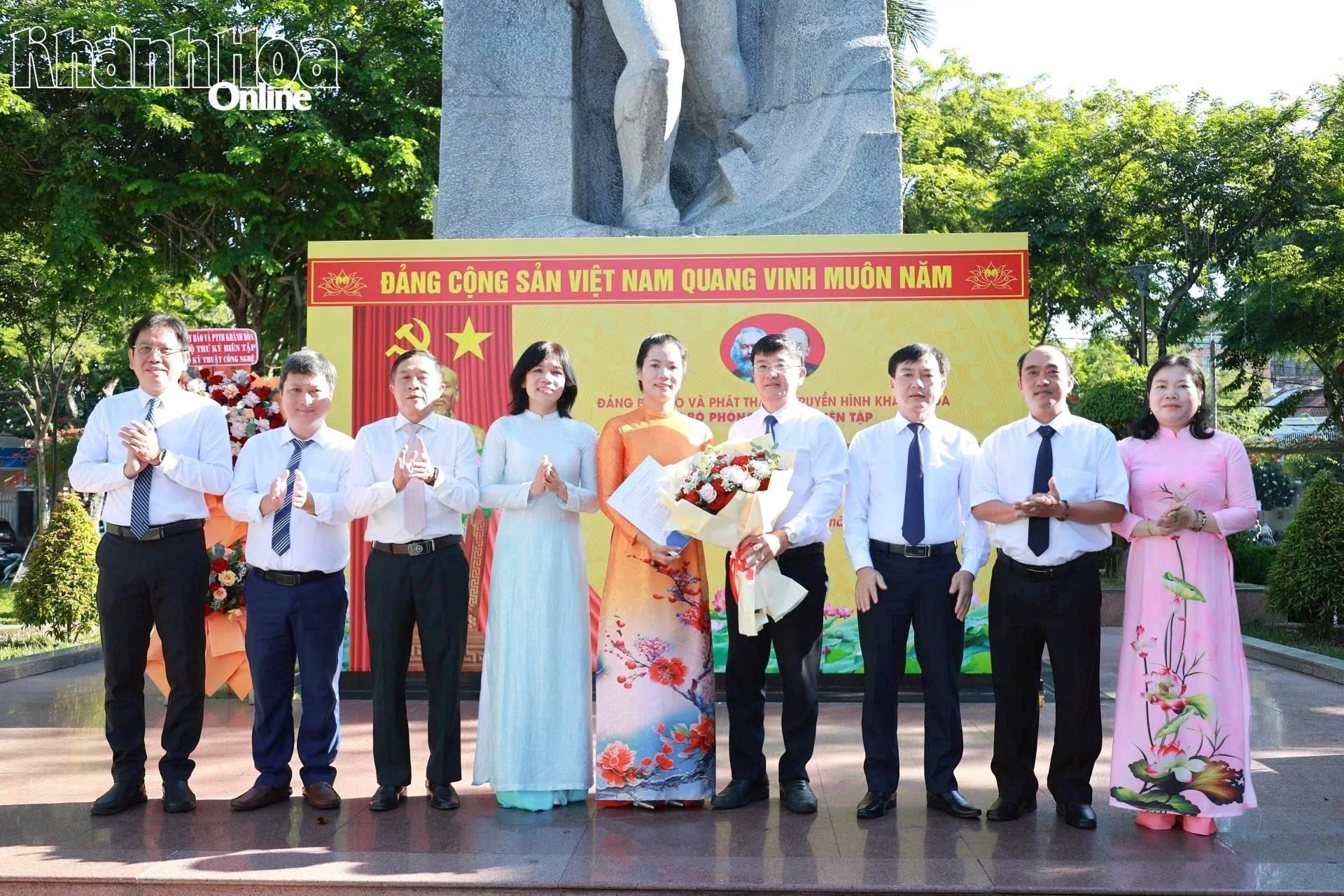 Đại diện Đảng ủy Các cơ quan Đảng tỉnh Khánh Hòa; lãnh đạo Đảng ủy, Ban Giám đốc Báo và Phát thanh, Truyền hình Khánh Hòa và Chi bộ Phòng Thư ký - Biên tập trao quyết định, tặng hoa chúc mừng đảng viên mới Phạm Thị Yến.