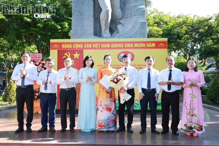 Đảng bộ Báo và Phát thanh, Truyền hình Khánh Hòa tổ chức kết nạp đảng viên tại Tượng đài 23 tháng 10 