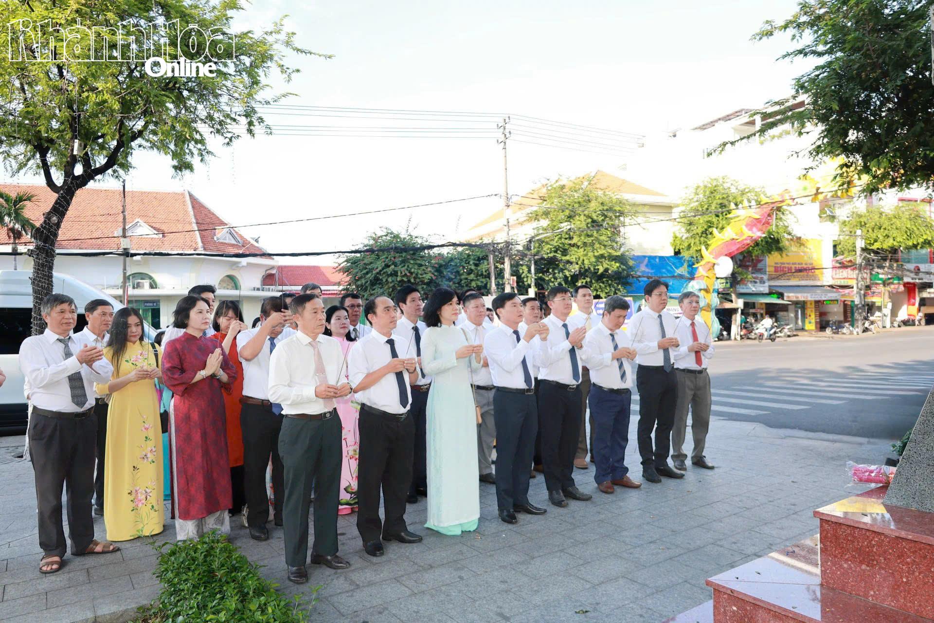 Các đại biểu, đảng viên, quần chúng ưu tú dâng hương tại bia ghi danh những liệt sĩ hy sinh ở mặt trận Nha Trang - Khánh Hòa.