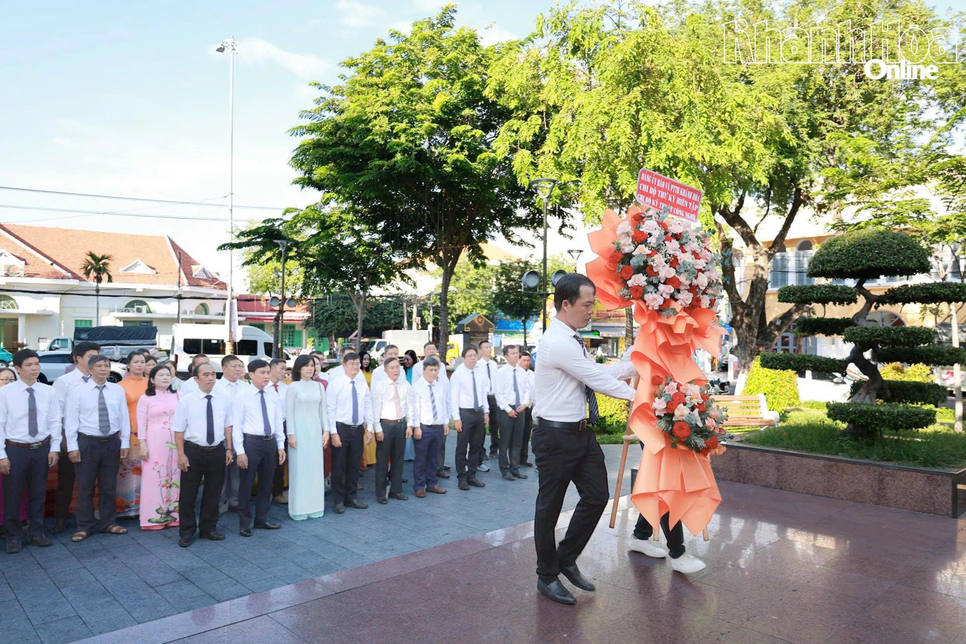 Các đại biểu, đảng viên, quần chúng ưu tú dâng hoa tại Tượng đài 23 tháng 10.