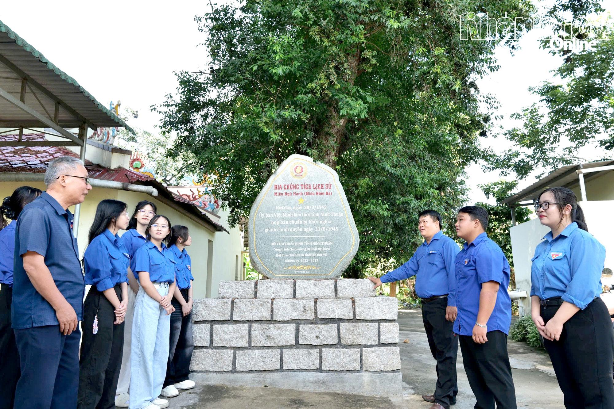Bia chứng tích lịch sử miếu Ngũ Hành (miếu Năm Bà) ở phường Bảo An, nơi Ủy ban Việt Minh lâm thời tỉnh Ninh Thuận (cũ) họp bàn, thống nhất khởi nghĩa giành chính quyền ngày 21-8-1945. Ảnh: THANH XUÂN