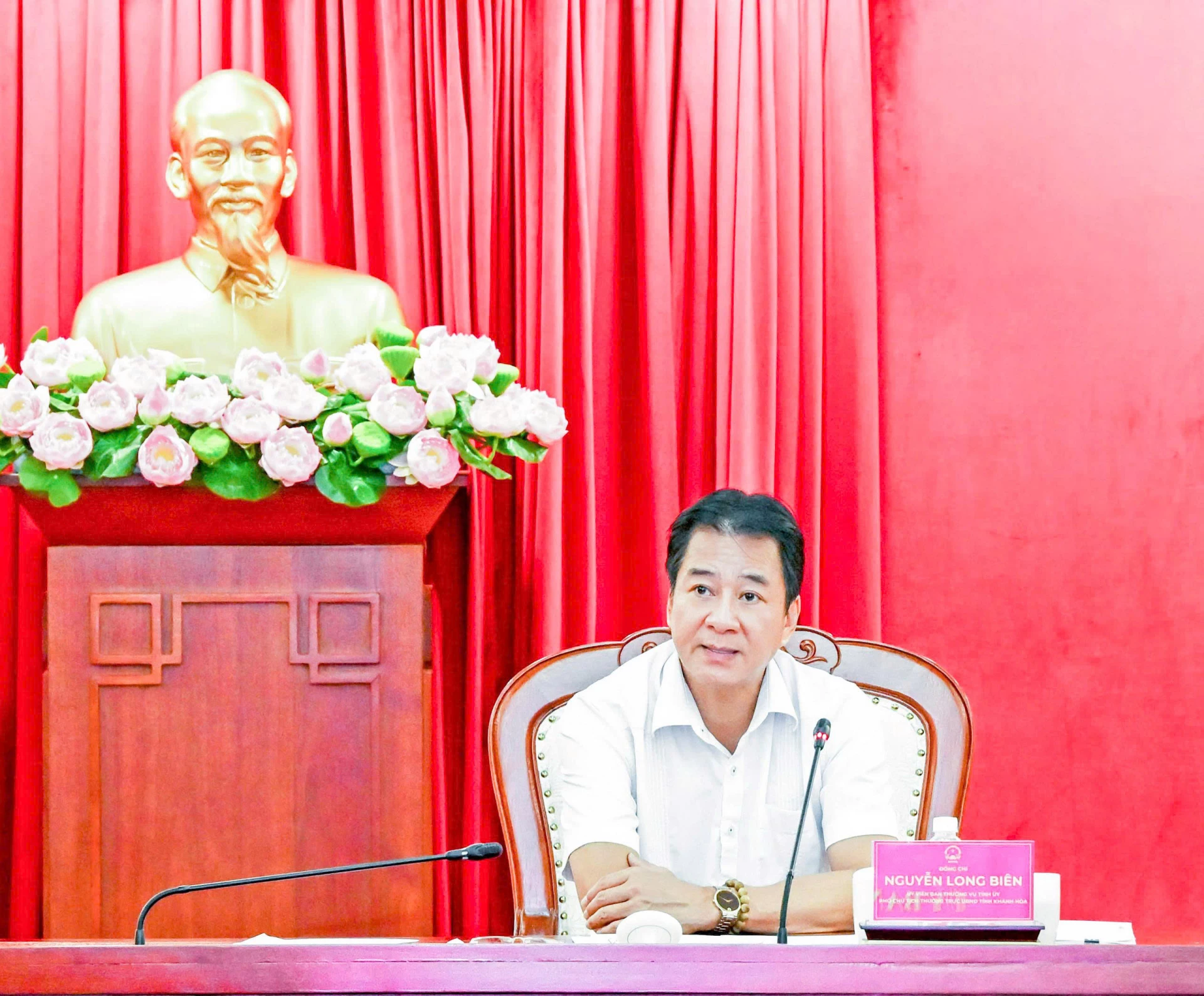 Phó Chủ tịch Thường trực UBND tỉnh Nguyễn Long Biên chủ trì cuộc họp.