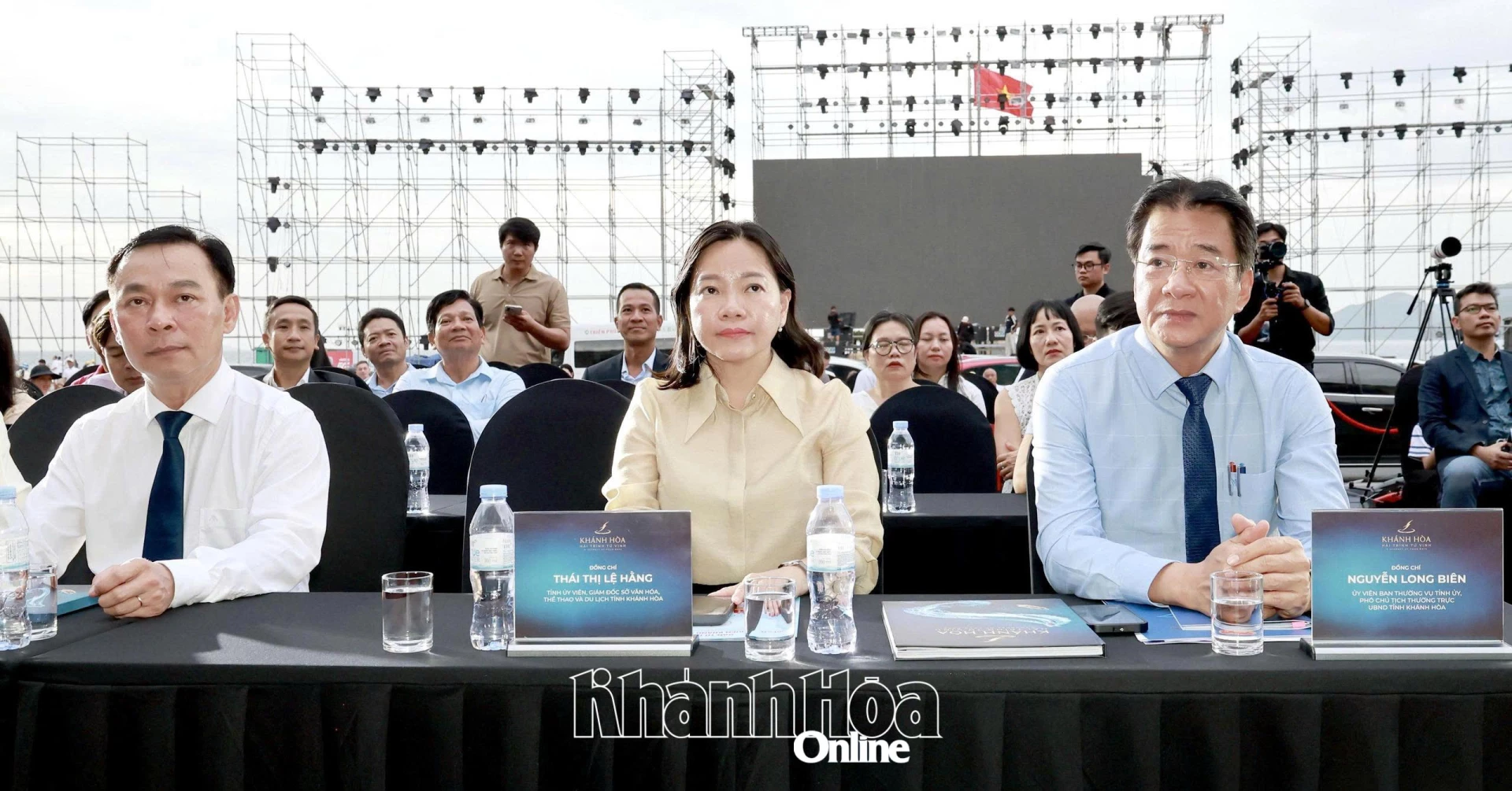 Đồng chí Nguyễn Long Biên tham dự lễ khai mạc triển lãm.