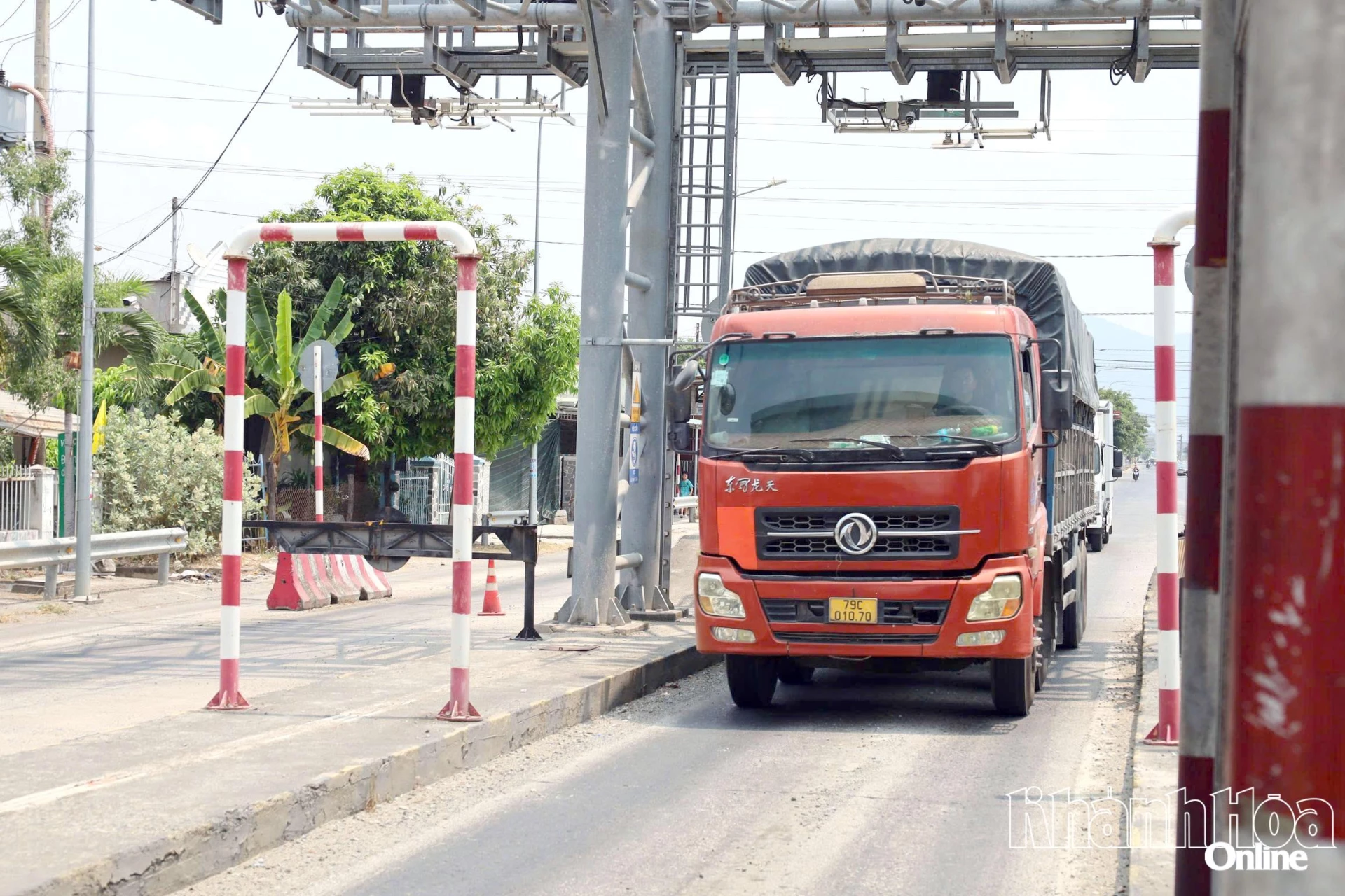 Xe qua Trạm thu phí Cam Thịnh.