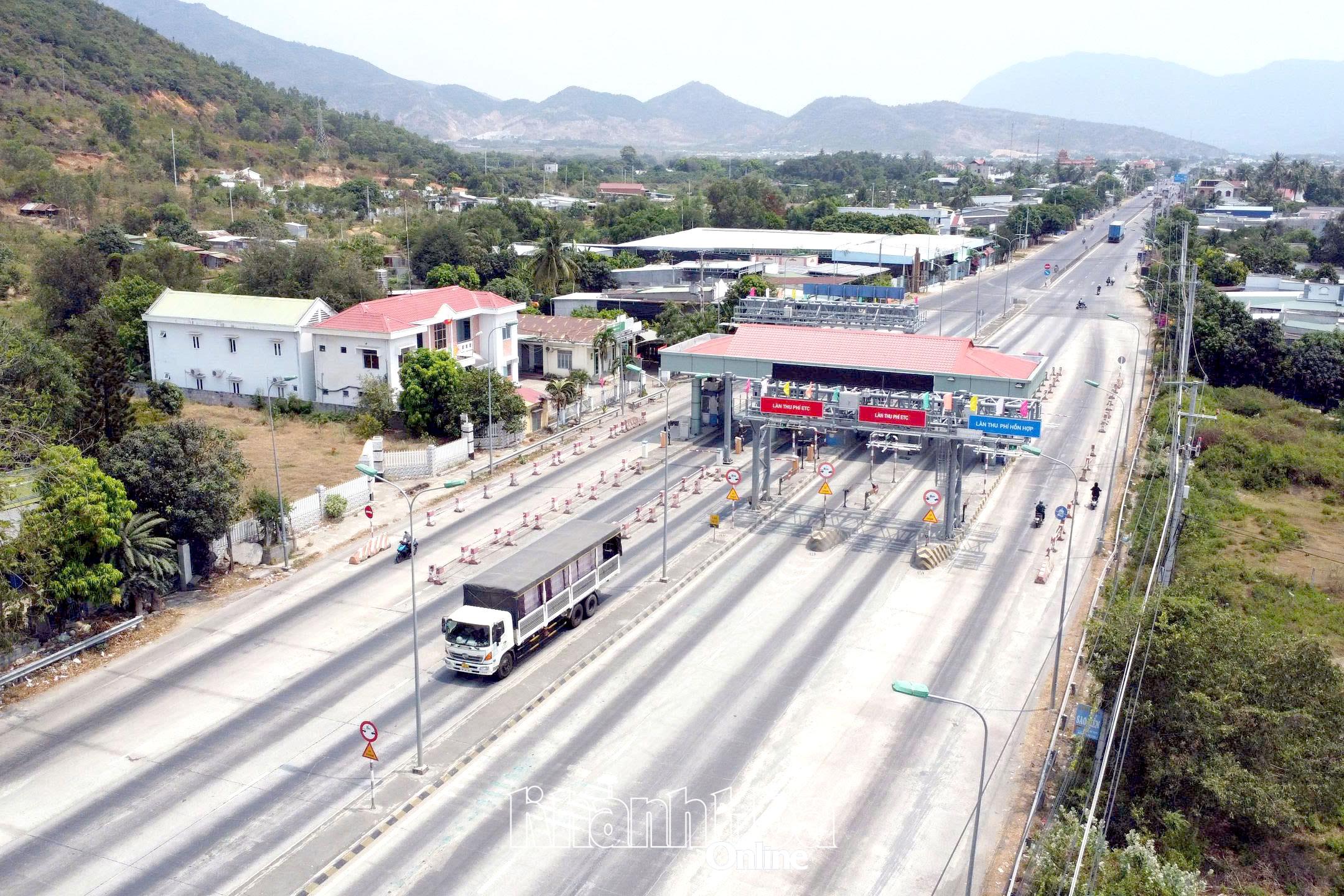 Trạm thu phí Cam Thịnh mỗi ngày có hàng nghìn lượt xe đi qua.