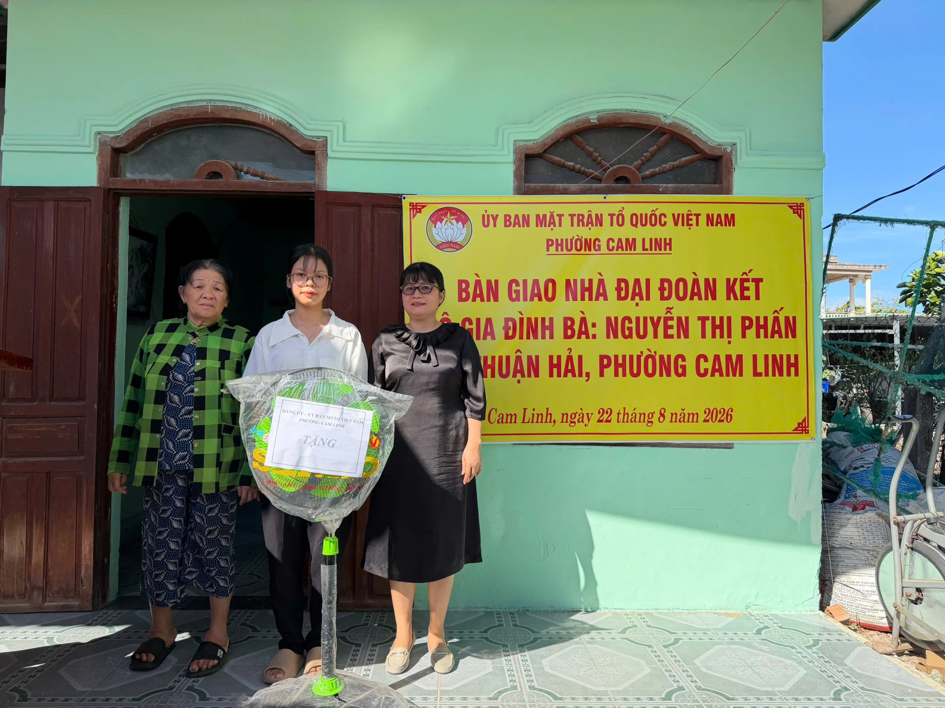 Bà  Phan  Thị  Thu  Cúc  - Bí  thư  Đảng  ủy, Chủ  tịch  HĐND  phường  Cam  Linh  tặng  quà  cho gia đình bà Phấn