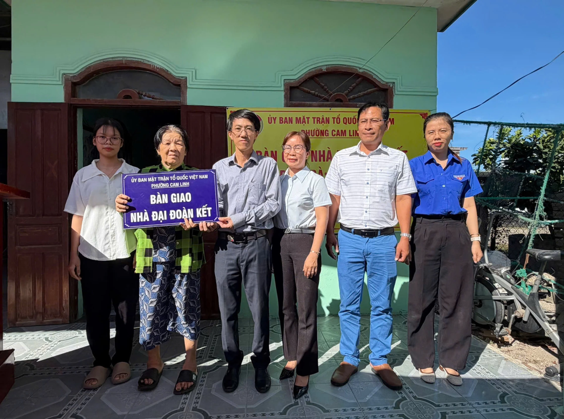 Ủy  ban  MTTQ  phường Cam Linh bàn giao nhà cho hộ gia đình bà Phấn