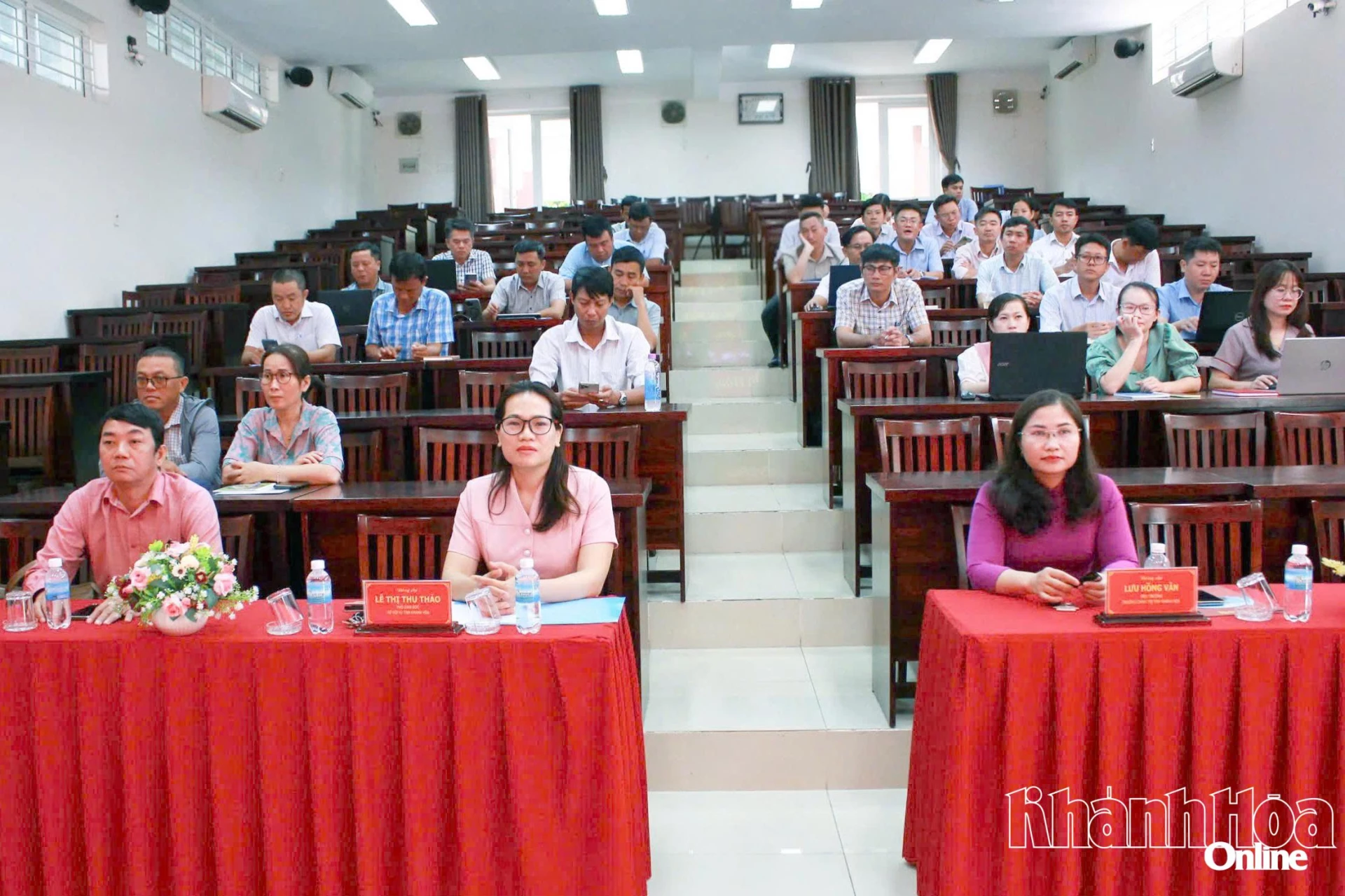 Các đại biểu dự lễ khai giảng.