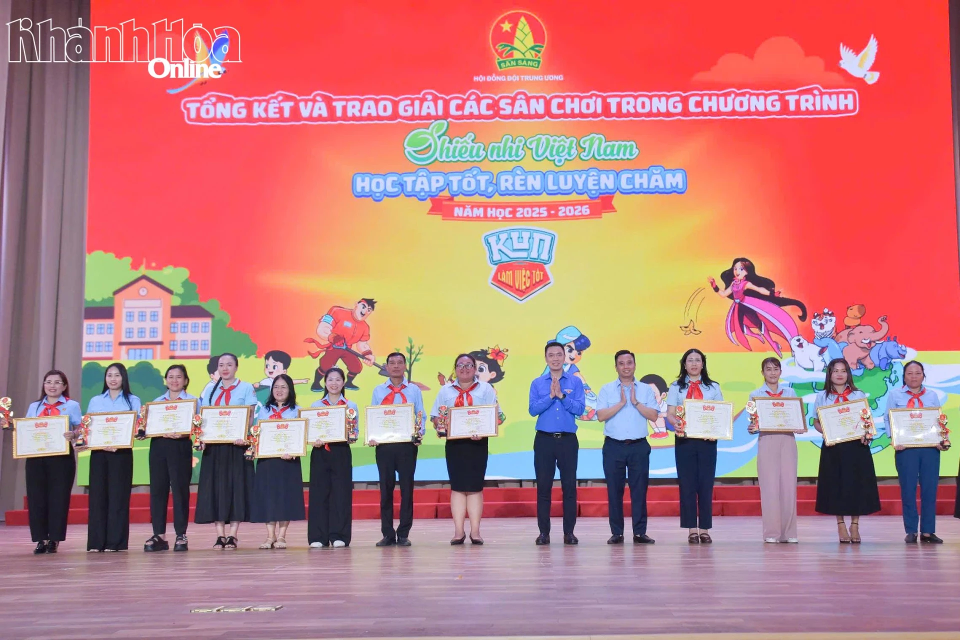 Ban tổ chức trao giải các sân chơi trong chương trình “Thiếu nhi Việt Nam - Học tập tốt, rèn luyện chăm”