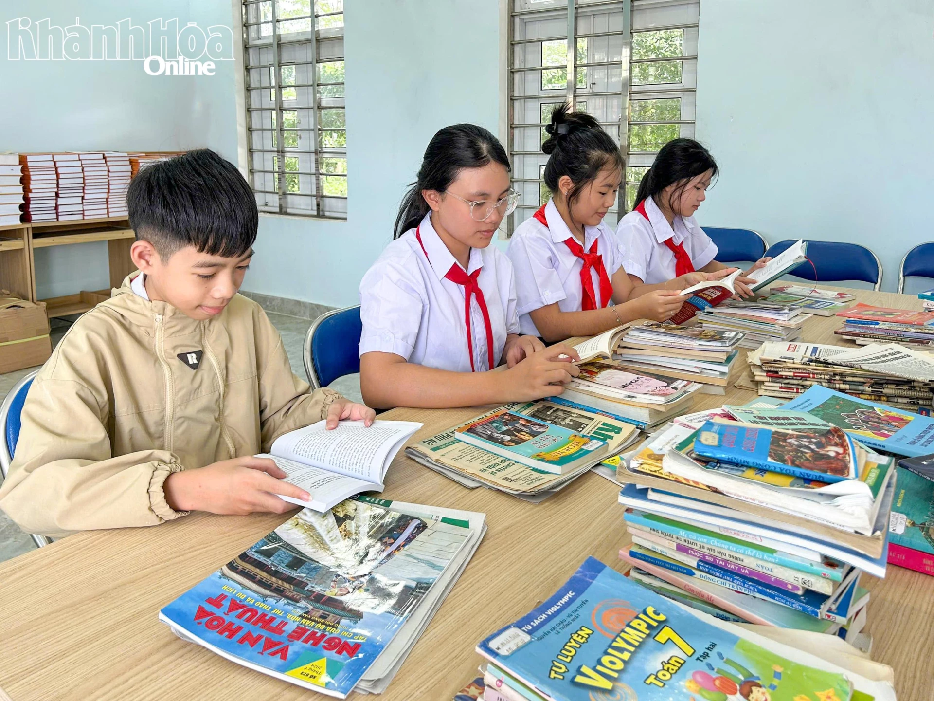 Học sinh đọc sách tại Thư viện công cộng xã Khánh Sơn.