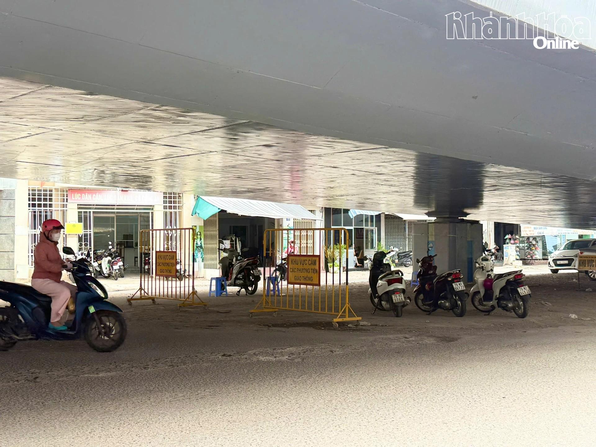 Cơ quan chức năng đã cấm các phương tiện đậu trong gầm cầu để đơn vị thi công thực hiện thi công