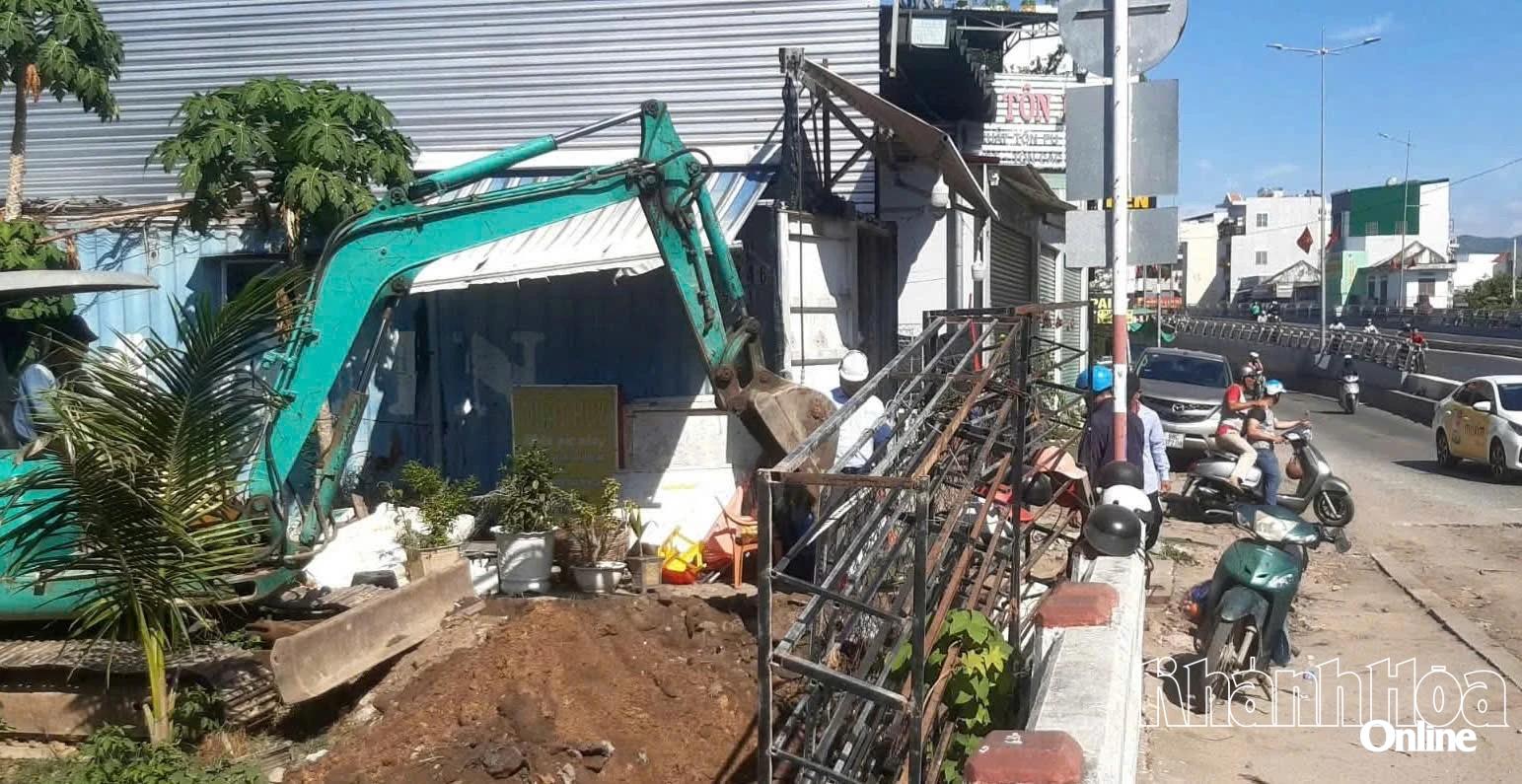 Đơn vị thi công triển khai xử lý cống thoát nước tại vị trí cầu Chợ Mới sáng 26-8.