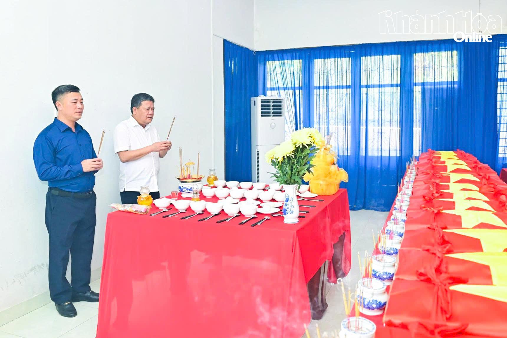 Đồng chí Trần Phong và đồng chí Nguyễn Việt Hùng thành kính dâng hương trước các hài cốt liệt sĩ đang được bảo quản tại nhà quản trang Nghĩa trang liệt sĩ Hòn Dung.