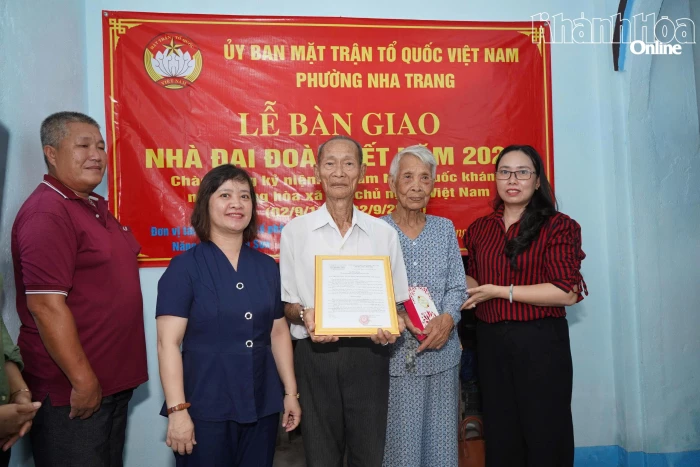 Phường Nha Trang bàn giao nhà Đại đoàn kết cho 2 hộ có hoàn cảnh khó khăn 