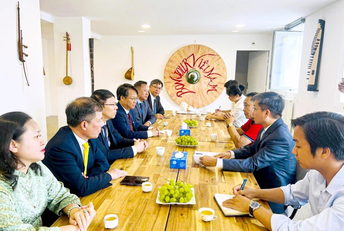 Đoàn công tác tỉnh Khánh Hòa thăm, làm việc với Trung tâm Văn hóa Việt Nam tại Pháp