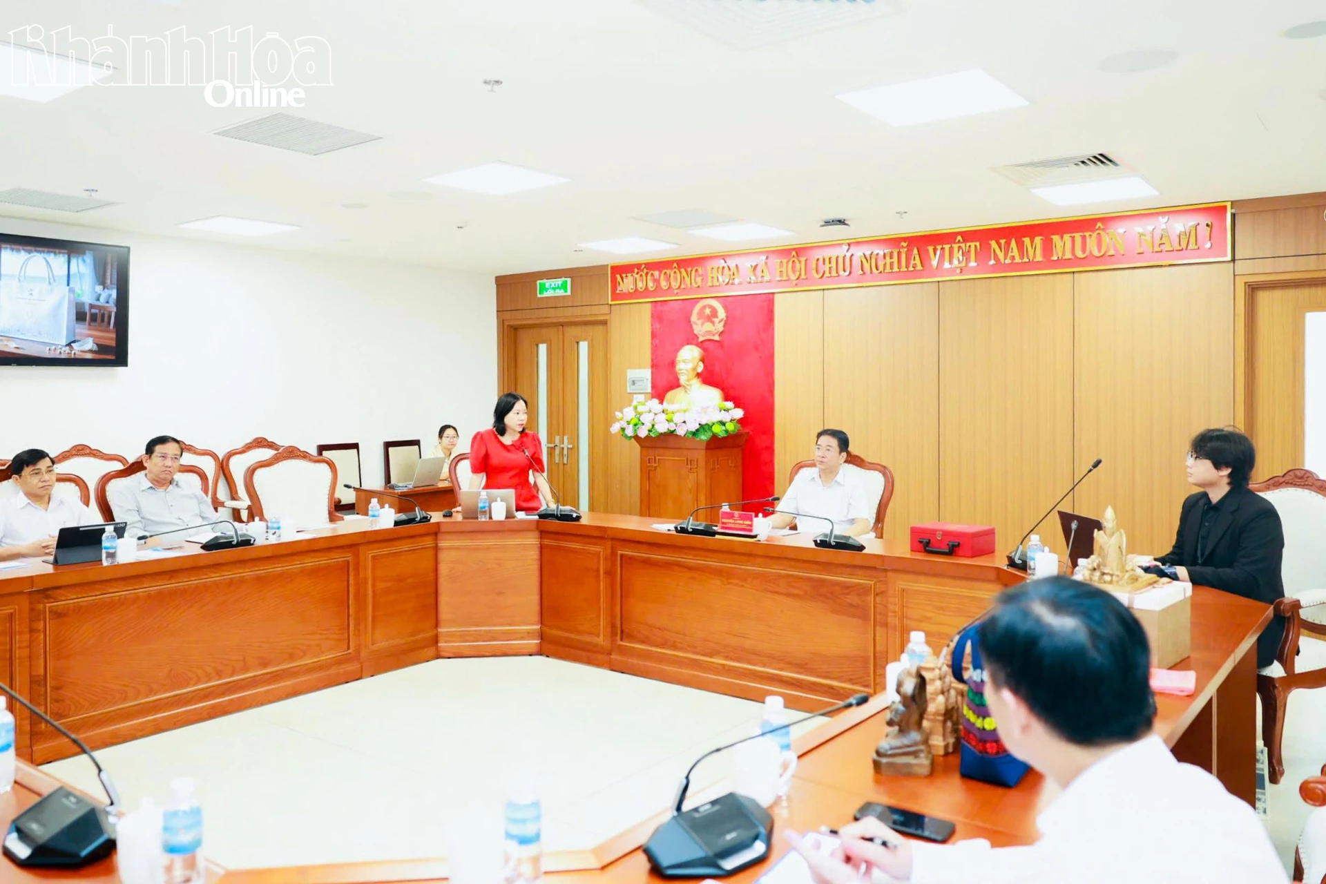 Quang cảnh cuộc họp.
