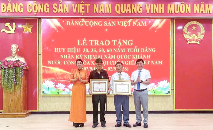 Đảng ủy xã Bắc Ninh Hòa trao tặng Huy hiệu Đảng cho 34 đảng viên