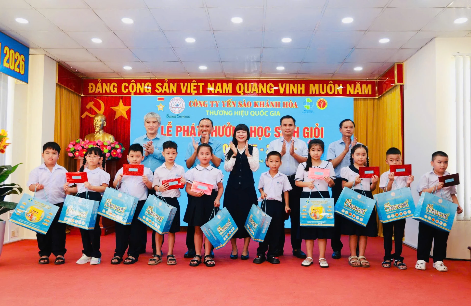 3. Trao thưởng cho các em học sinh giỏi cấp 1