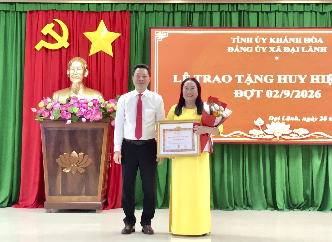 Lãnh đạo Đảng ủy xã trao huy hiệu 30 năm tuổi Đảng cho các đảng viên.
