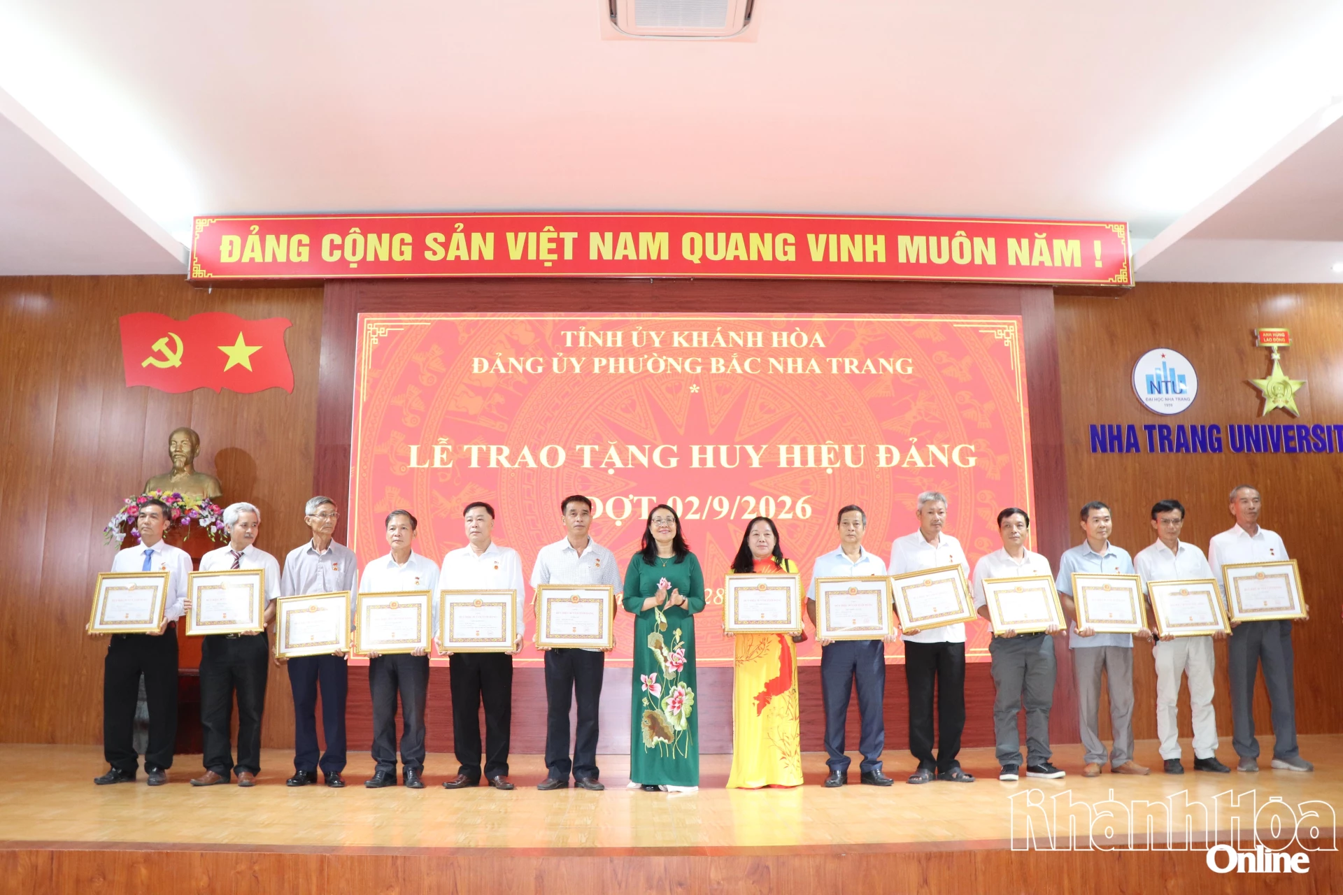 Trao Huy hiệu 30 năm tuổi Đảng cho các đảng viên.