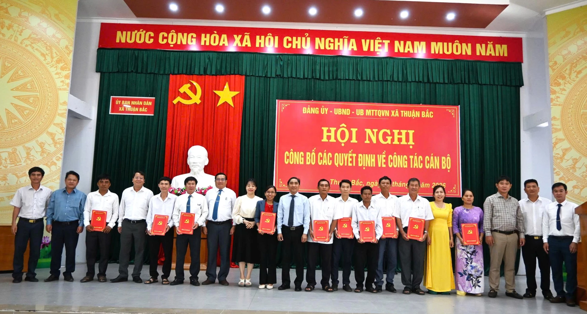 Lãnh đạo xã trao quyết định Chi bộ các thôn.