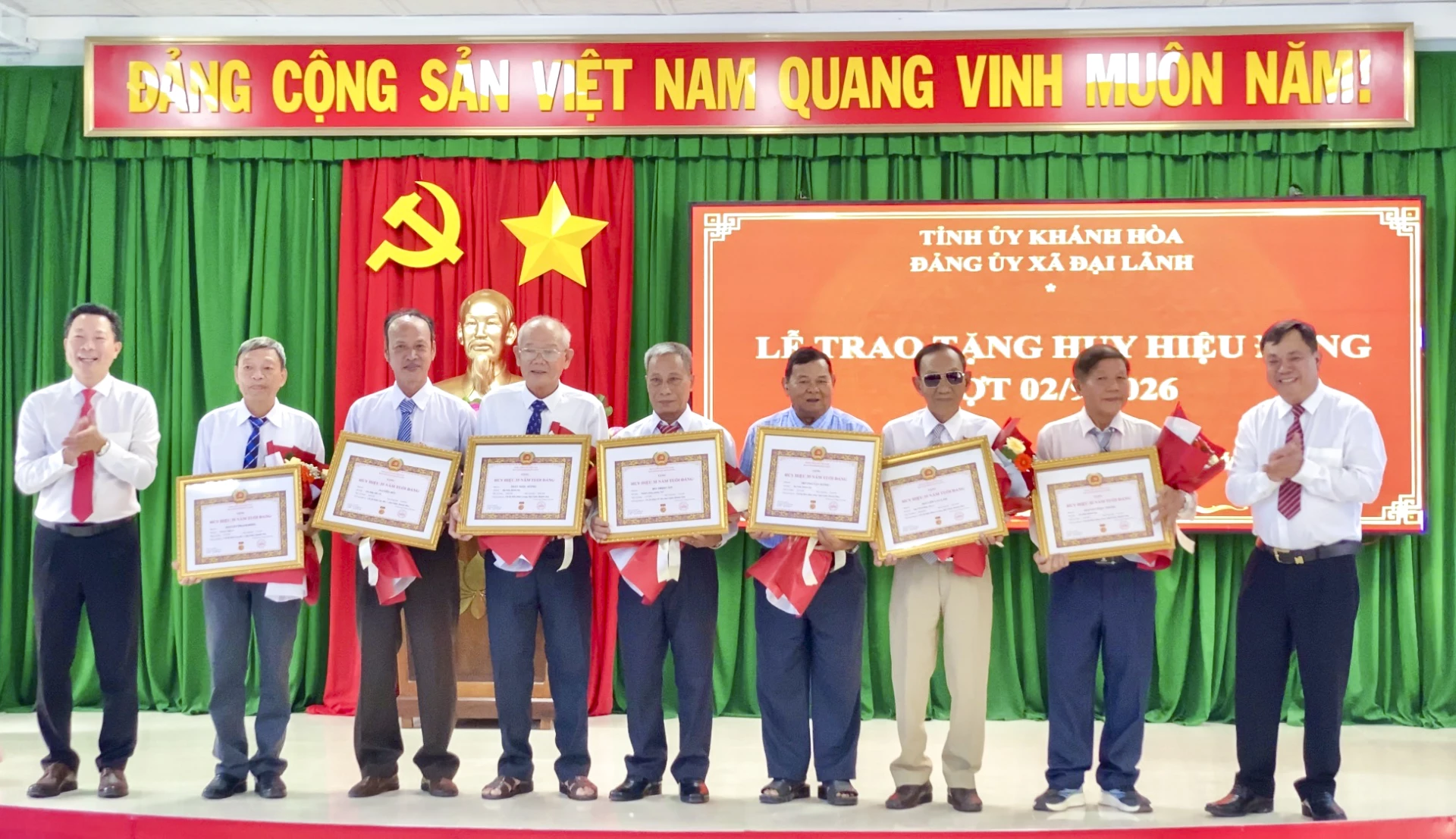 Lãnh đạo Đảng ủy xã trao huy hiệu 35 năm tuổi Đảng cho các đảng viên.
