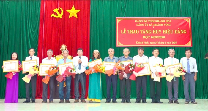 Đảng ủy xã Khánh Vĩnh tổ chức trao Huy hiệu Đảng cho 13 đảng viên
