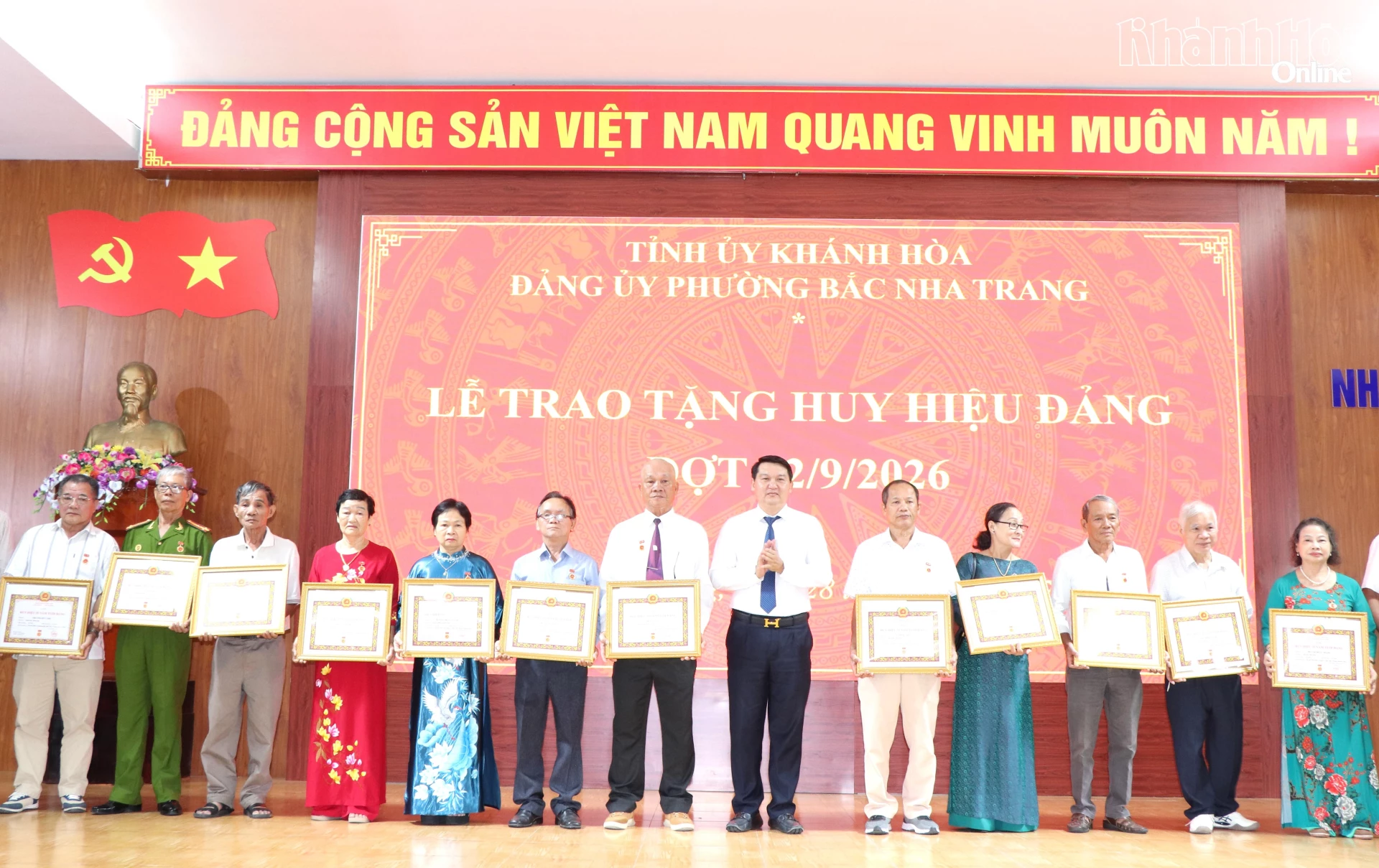 Đồng chí Lương Đức Hải trao Huy hiệu 35 năm tuổi Đảng cho các đảng viên.
