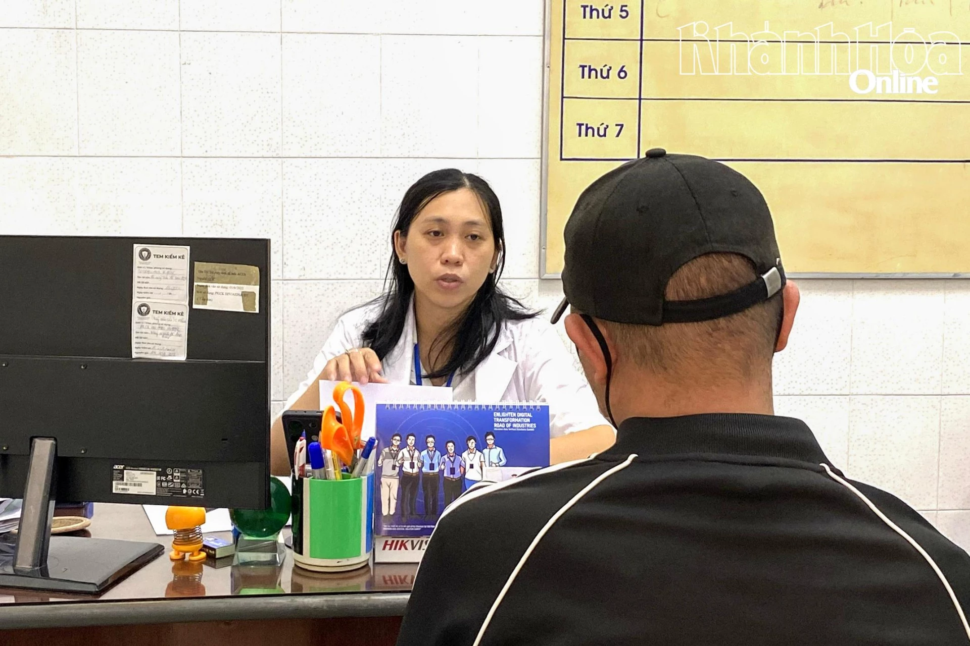 Cán bộ ngành y tế tư vấn cho người bị nhiễm HIV để phòng tránh lây nhiễm.