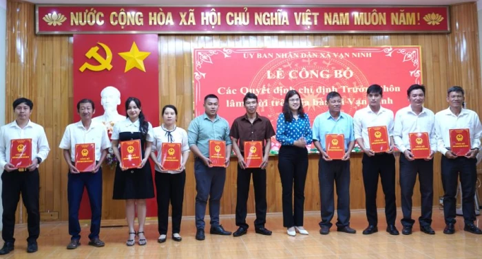 Xã Vạn Ninh công bố các quyết định chỉ định Trưởng thôn lâm thời