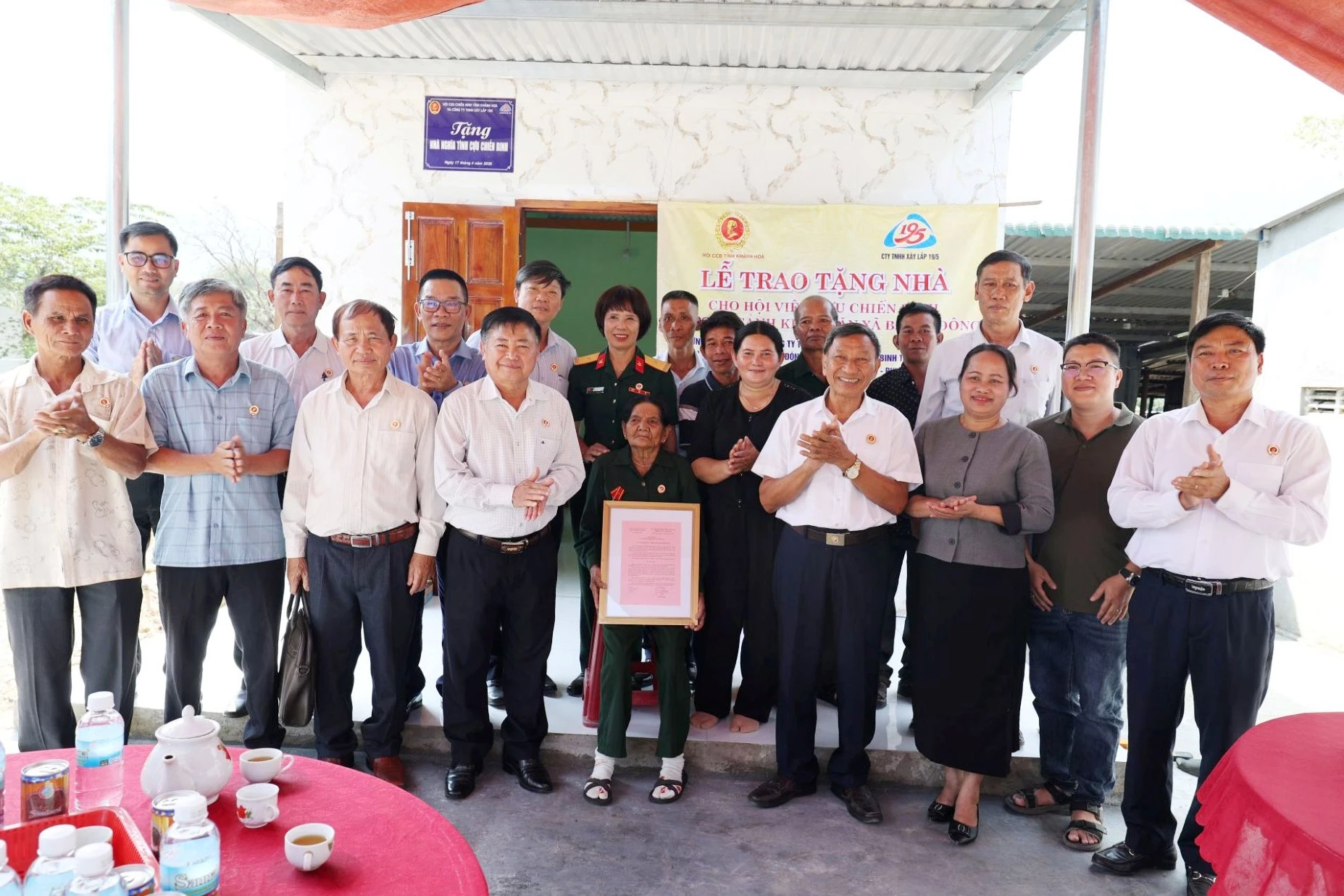 Các đại biểu tham dự bàn giao nhà chúc mừng gia đình bà Chamaléa Thị Theo.