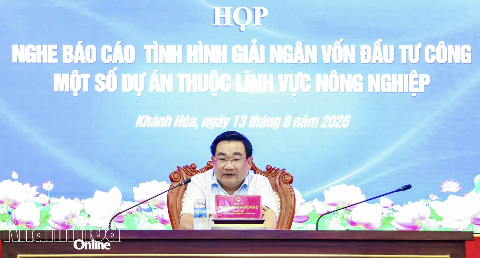 Trinh Minh Hoang, Vice-Chairman of Khanh Hoa Provincial Peoples Committee, chairs the meeting
