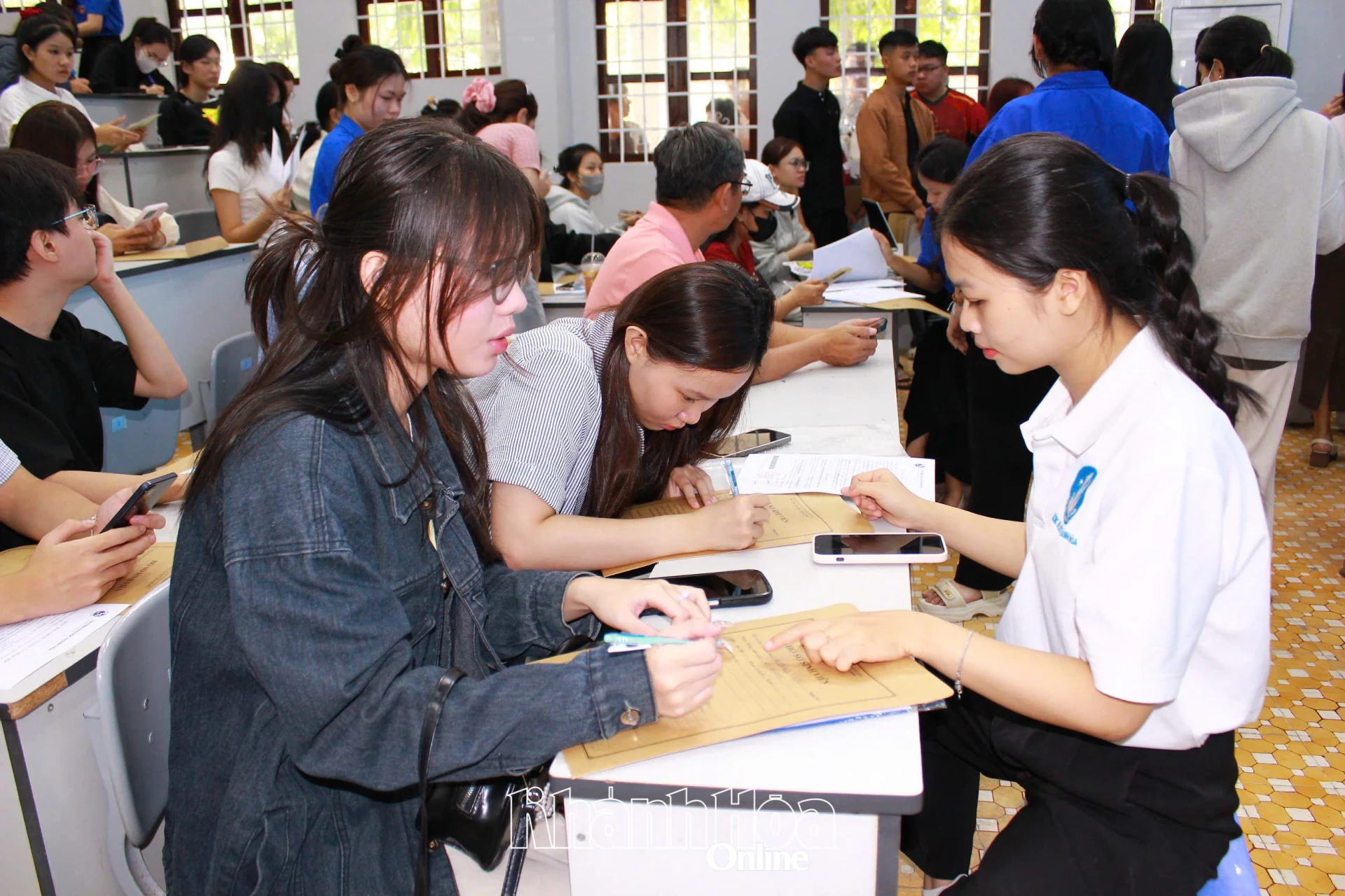 Các tình nguyện viên hướng dẫn sinh viên viết hồ sơ. 