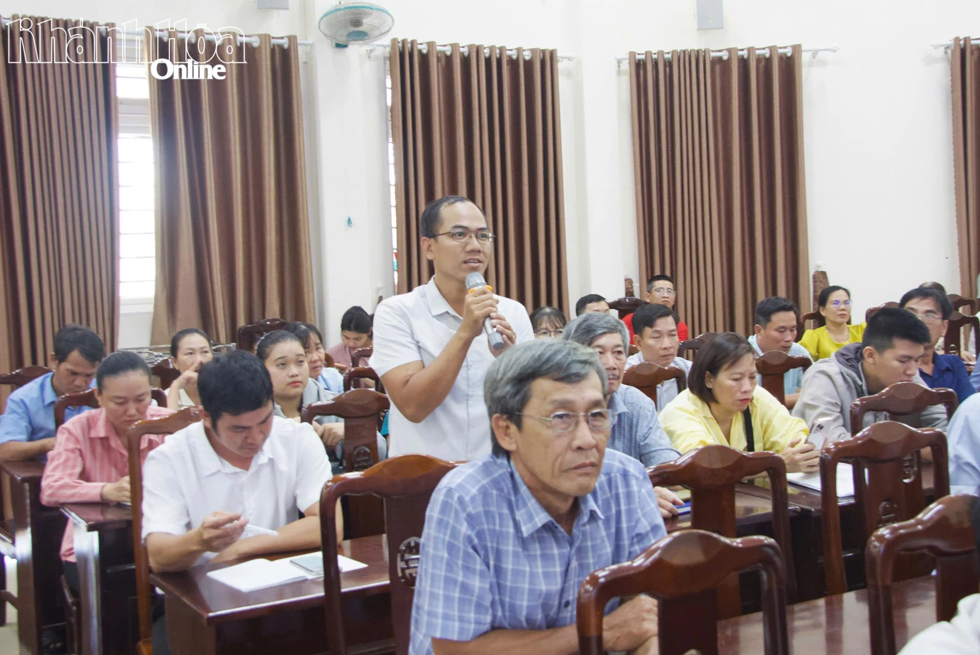 Đại biểu nêu trao đổi nội dung về trí tuệ nhân tạo.