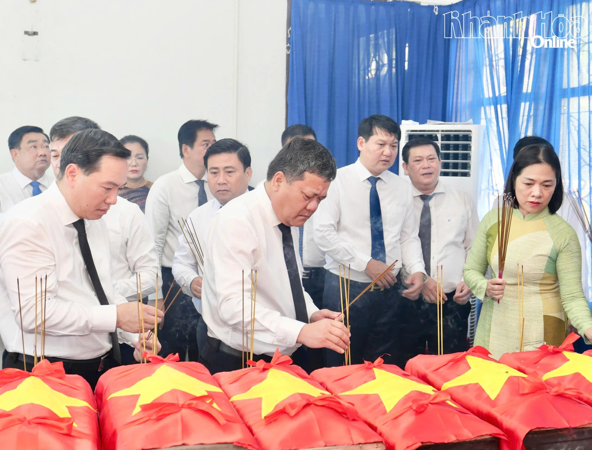 Bí thư Tỉnh uỷ Trần Phong và các đại biểu dâng hương tưởng nhớ các liệt sĩ được quy tập về Nghĩa trang liệt sĩ Hòn Dung.