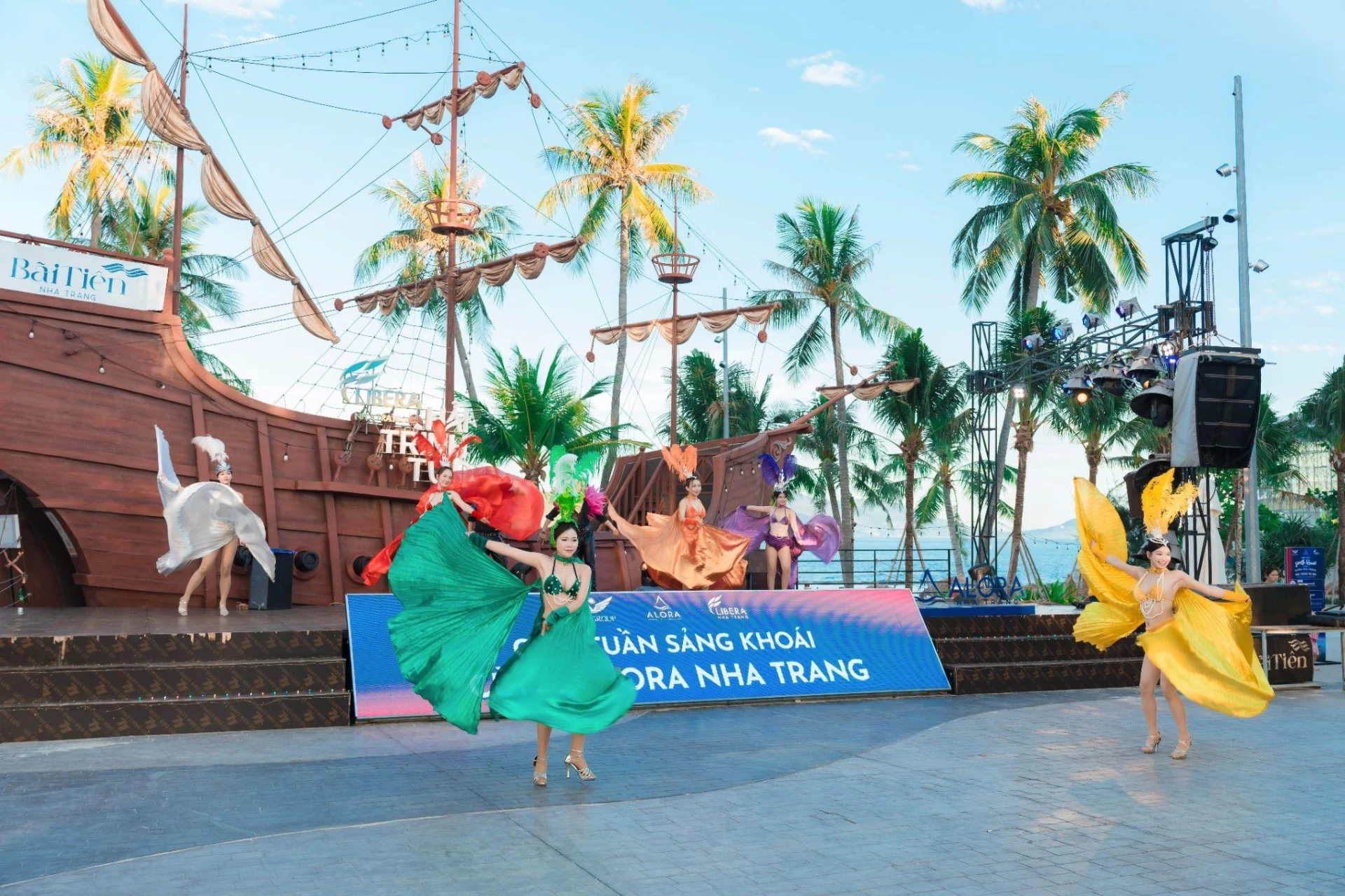 Vũ điệu rực rỡ sắc màu bên bãi biển Aloha chờ đón du khách