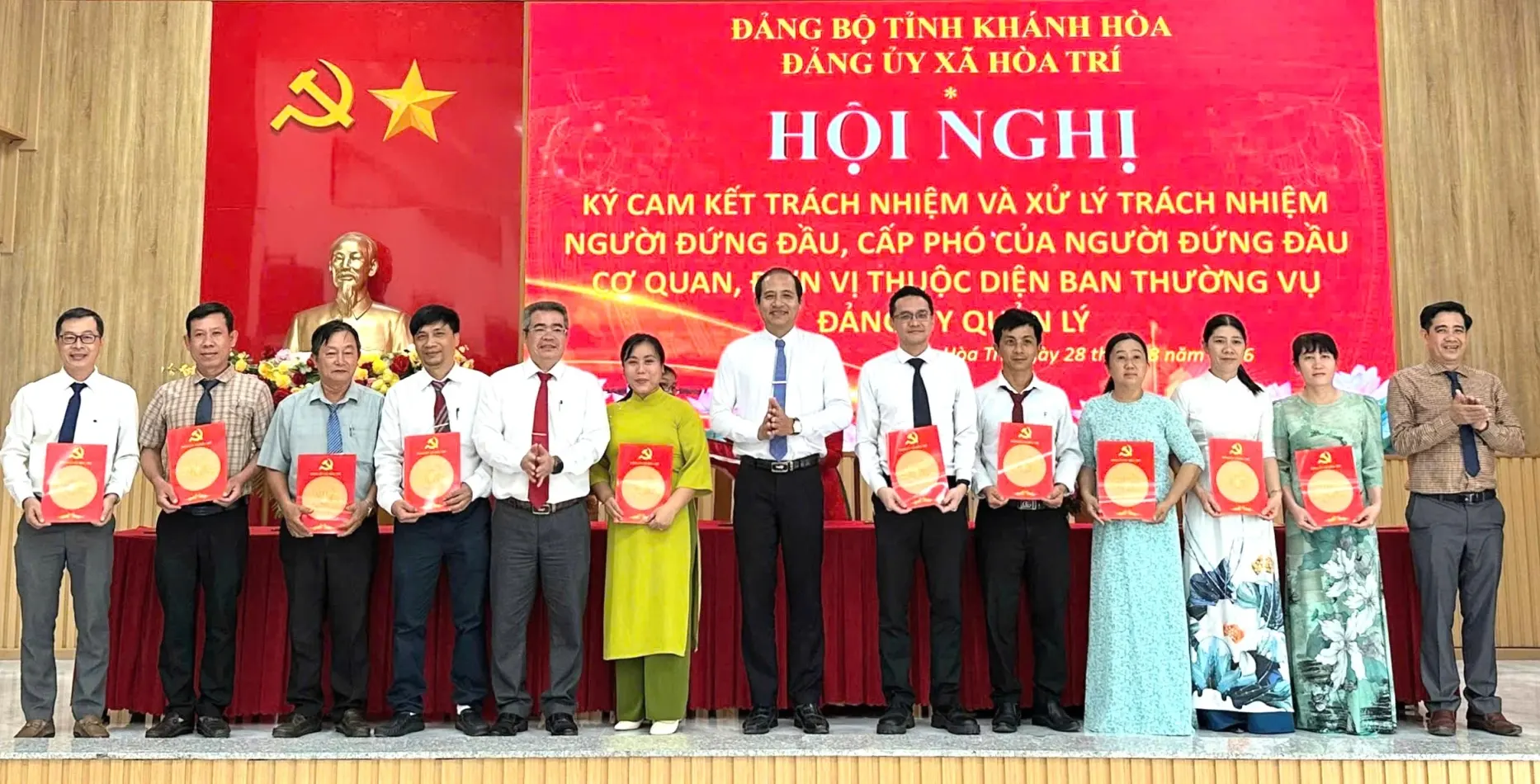 Lãnh đạo xã Hòa Trí chúc mừng cấp phó các đơn vị ký cam kết.
