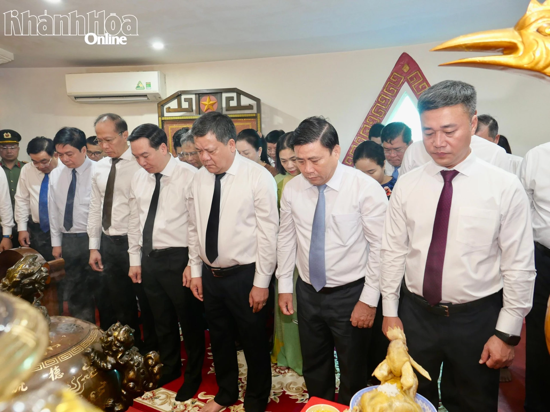 Các đồng chí Thường trực Tỉnh ủy và đại biểu dành phút mặc niệm tưởng nhớ công ơn Bác Hồ và các anh hùng liệt sĩ.