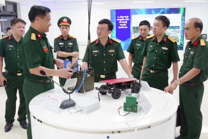 Trường Sĩ quan Chính trị trao đổi kinh nghiệm chuyển đổi số tại Trường Sĩ quan Thông tin