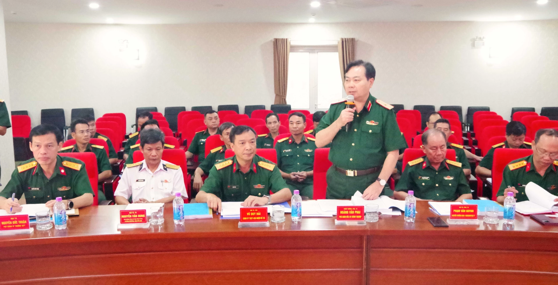 Các đại biểu phát biểu tại hội thảo.