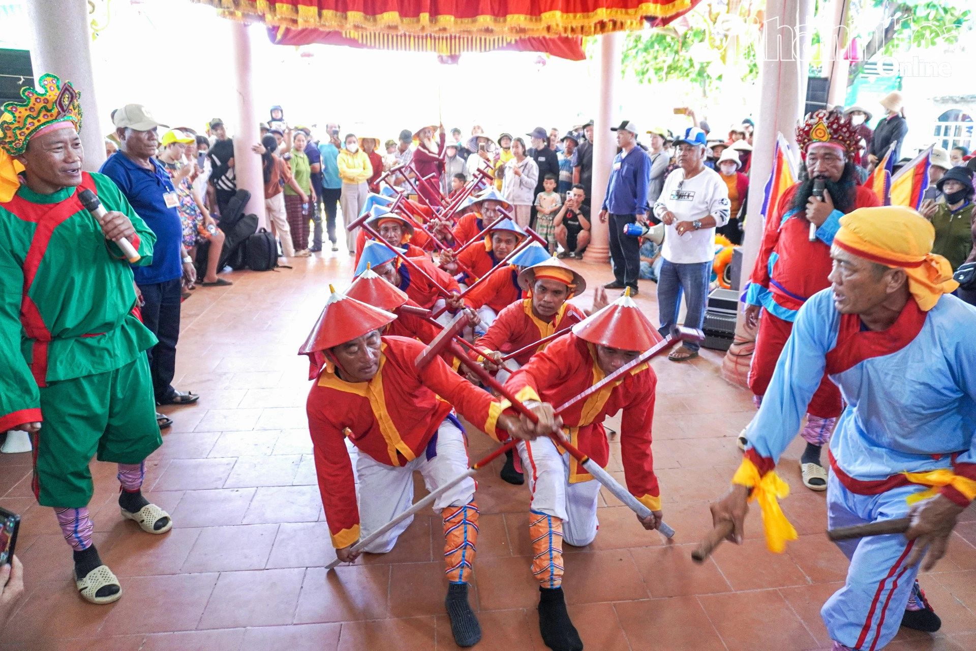 Diễn xướng Hò bá trạo trong lễ hội cầu ngư lăng Ông Lương Hải.