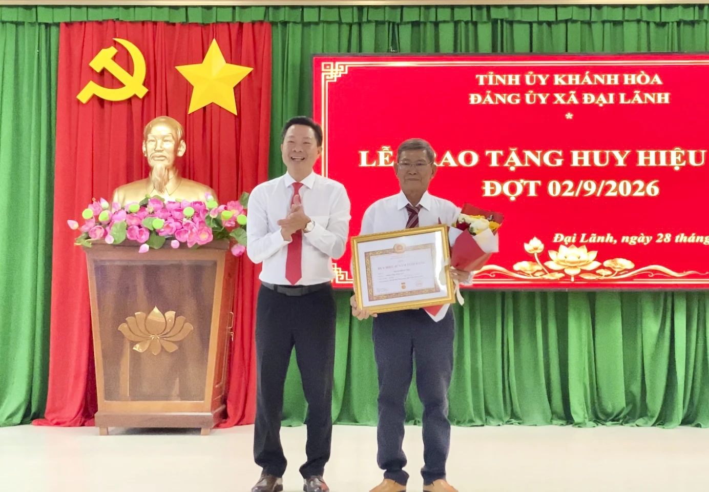 Lãnh đạo Đảng ủy xã trao huy hiệu 45 năm tuổi Đảng cho đảng viên.